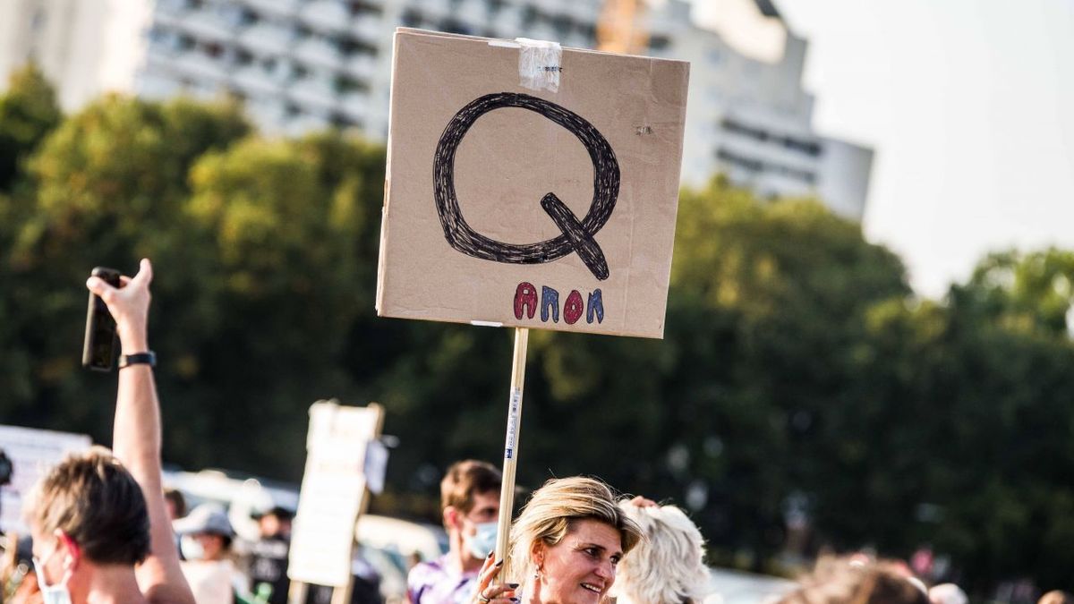 Qanon Imago 0104320225 H