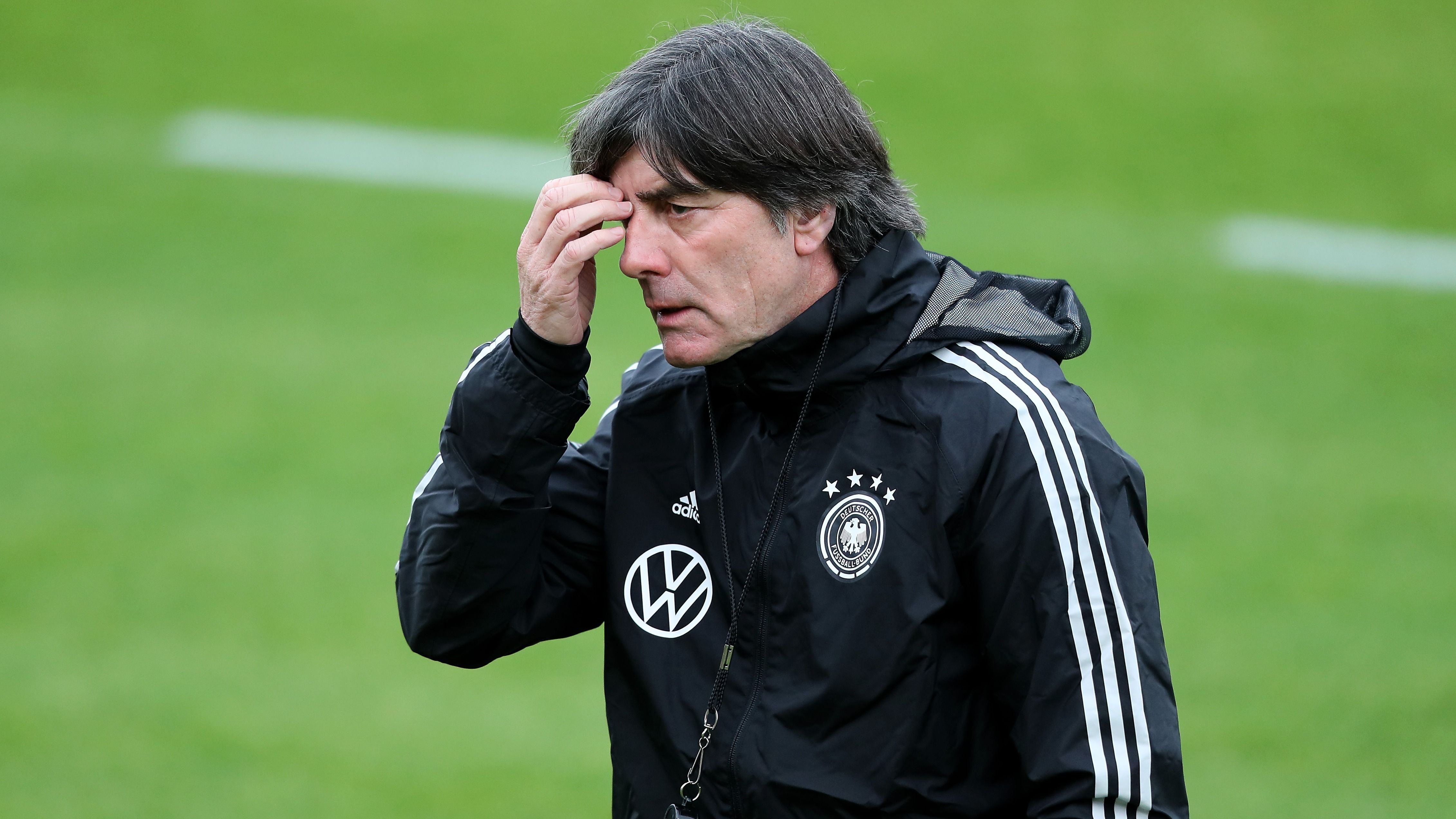 
                <strong>Die Verletzten-Elf des DFB</strong><br>
                Eine Hiobsbotschaft jagt die andere für Joachim Löw. Der Bundestrainer muss mittlerweile auf zwölf Nationalspieler verzichten, weitere Ausfälle sind nicht auszuschließen. Von Mittelfeld-Star Toni Kross bis hin zu Torwart Kevin Trapp - aus der aktuellen Verletzungsliste der deutschen Nationalspieler kann Löw sogar eine ganze Mannschaft neu aufstellen - und die kann sich definitiv sehen lassen. ran.de zeigt die Ausfall-Elf der Stunde.
              