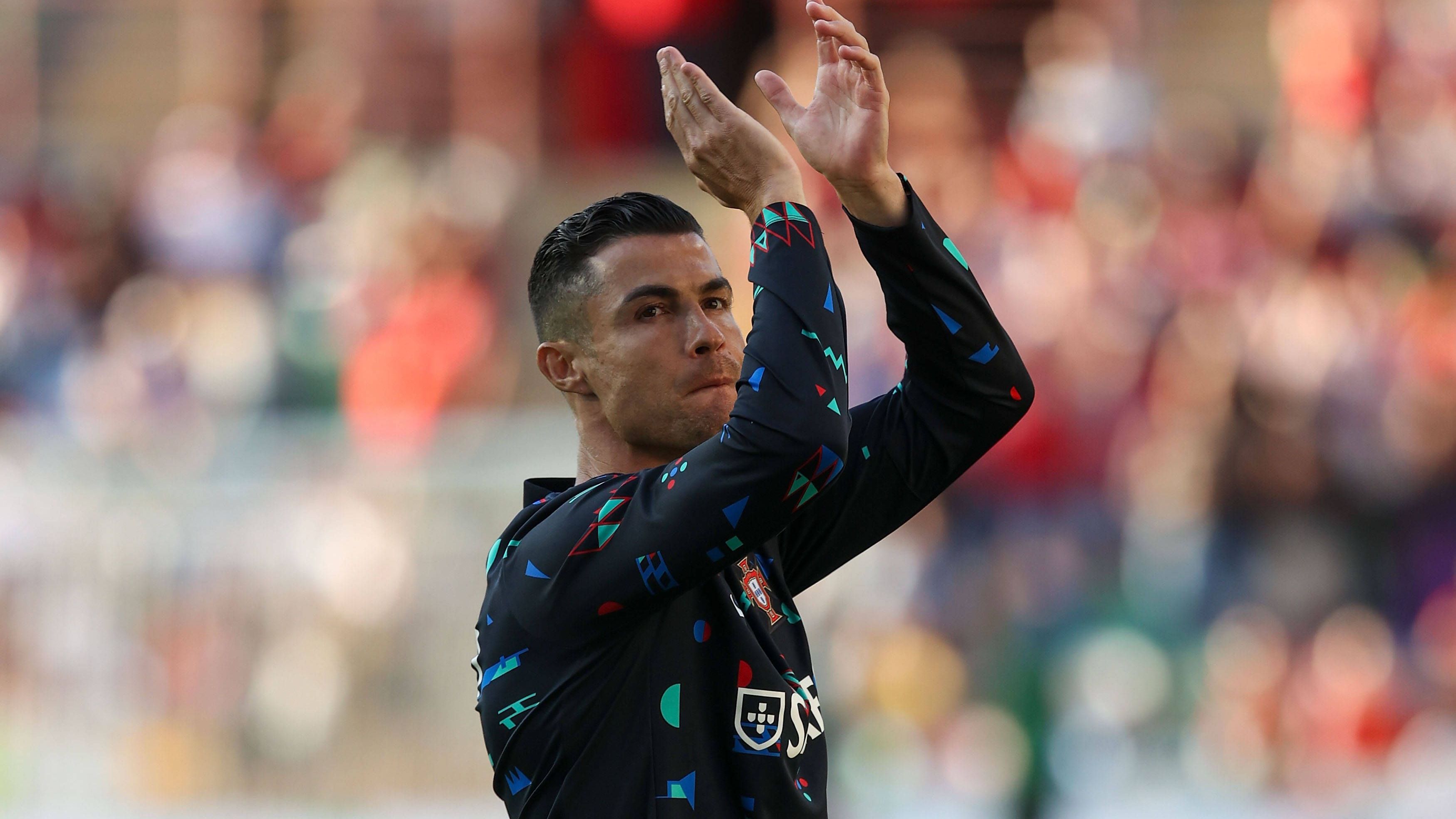 <strong>Bestbezahlter Spieler: Cristiano Ronaldo (Portugal)</strong>&nbsp;<br>Mit einem jährlichen Einkommen von etwa 200 Millionen Euro gilt Ronaldo nicht nur als bestbezahlter Fußballer der EM, sondern der ganzen Welt. Der Stürmer spielt seit Anfang 2023 bei Al-Nassr in Saudi-Arabien.