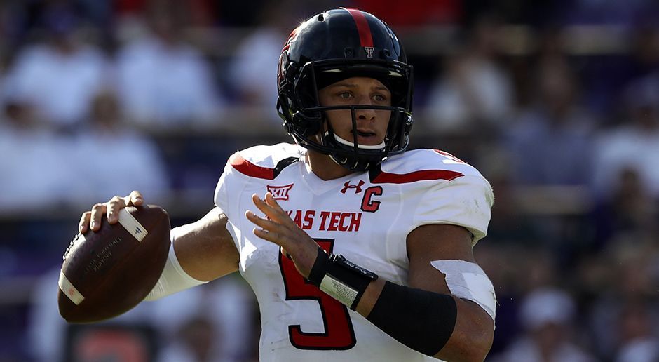 
                <strong>Chiefs traden für Mahomes II</strong><br>
                Die Kansas City Chiefs entscheiden sich für Patrick Mahomes II in der ersten Runde des Drafts. Keine große Überraschung, schließlich braucht die Franchise einen Passgeber für die Zukunft. Dass dem Team von Andy Reid ihr neuer Quarterback jedoch so viel wert ist, hätten wohl nur die Wenigsten geahnt. Die Chiefs tauschten Pick 27 sowie einen First- und Third-Round-Pick im Jahr 2018 zu den Bills, um an Stelle zehn Mahomes auswählen zu können. Immerhin: In den nächsten Jahren kann Mahomes langsam hinter Veteran Alex Smith aufgebaut werden.
              