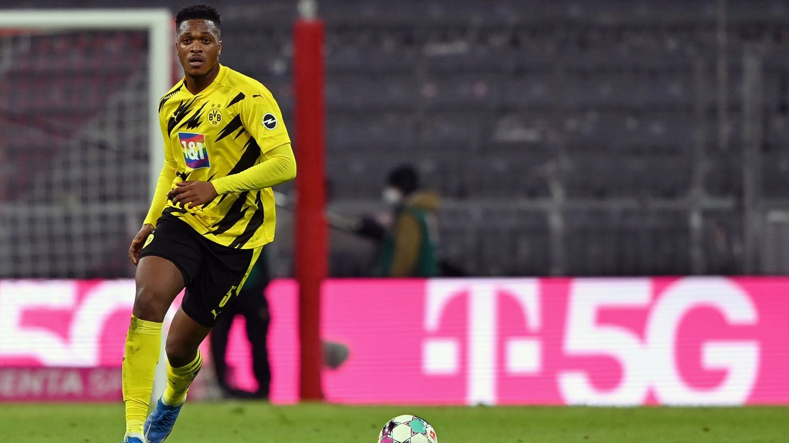 
                <strong>Dan-Axel Zagadou (Borussia Dortmund)</strong><br>
                Größe: 1,96 Meter - Position: Innenverteidiger
              