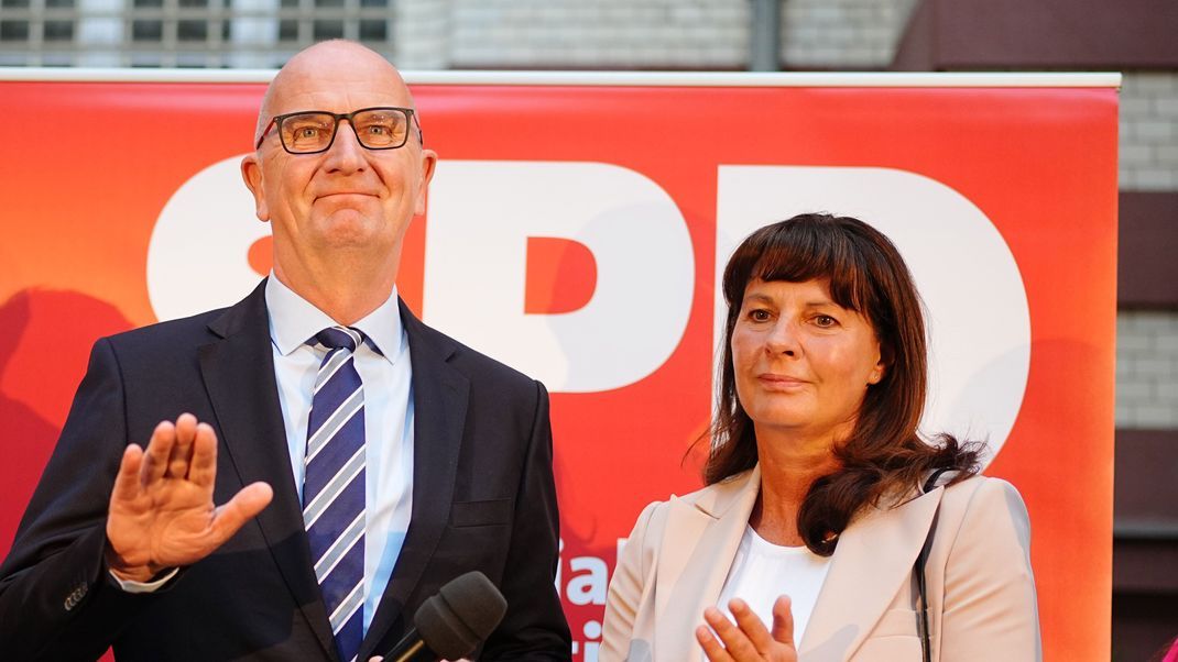 Dietmar Woidke, Ministerpräsdident und Vorsitzender der SPD in Brandenburg und seine Frau Susanne stehen nach Bekanntgabe der ersten Prognosen bei der SPD-Wahlparty auf der Bühne.&nbsp;