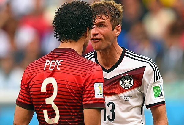 
                <strong>Der Clinch: Thomas Müller vs. Pepe</strong><br>
                Emotionen pur: Thomas Müller und Pepe lieferten sich ein heißes Wortgefecht. Doch was haben sich die beiden Kontrahenten alles gesagt? Die gehörlose Julia Probst bietet über Twitter als @EinAugenschmaus einen Lippenlese-Service...
              