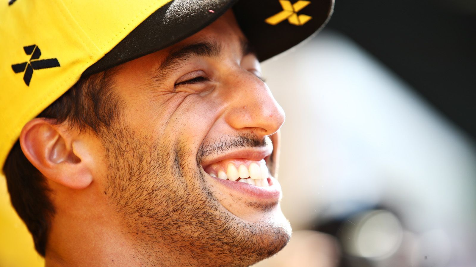 
                <strong>Platz 7: Daniel Ricciardo (Renault)</strong><br>
                Der Strahlemann der Formel 1 hatte wie auch Teamkollege Hülkenberg zu Saisonbeginn nicht immer nur Grund zu lachen. Mittlerweile läuft es für ihn im Renault immer besser - auch wenn ein "Shoey" (auf dem Podium Champagner aus einem Schuh trinken) aktuell aus eigener Kraft noch nicht drin ist. In Frankreich hat der Australier sein Racer-Herz in die Hand genommen und in der finalen Runde noch einmal mit zwei Aktionen für ordentlich Action gesorgt. Alles für Rang sieben. Danach gab es allerdings gleich zwei Fünf-Sekunden-Strafen für ihn, am Ende war es dann nur noch Rang elf. Trotzdem hat Ricciardo die Fans wieder einmal beeindruckt. Und uns auch. Daher darf er immerhin im Power Ranking Platz sieben behalten.
              