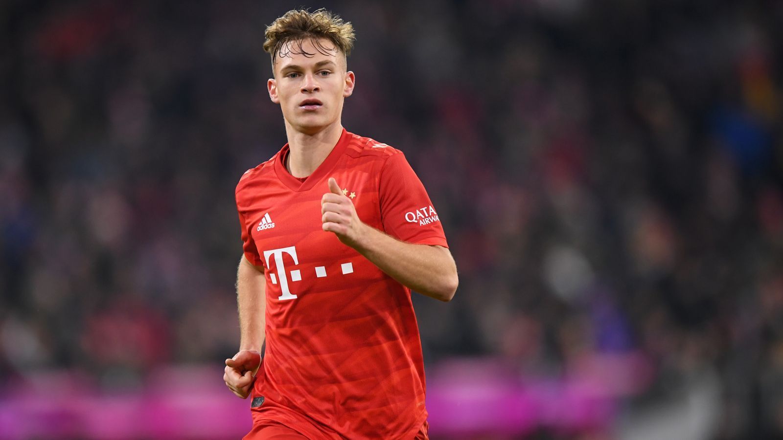 
                <strong>Joshua Kimmich (FC Bayern München)</strong><br>
                Kommt diesmal als rechter Verteidiger zum Einsatz und ist gewohnt fleißig und zeigt eine gute Spielübersicht. Seine Pässe kommen vor allem in der ersten Halbzeit nahezu immer an. Nachdem Coman ab der 20. Minute auf den rechten Flügel wechselt, noch effektiver. Bissig im Zweikampf, wenn auch nicht alle Duell gewonnen werden. Mit seiner Kampfschwein-Mentalität bis zum Abpfiff mit Drang nach vorne, hätte in der 80. Minute beinahe den Ball zum 2:1 über die Linie gestolpert. ran-Note: 2
              