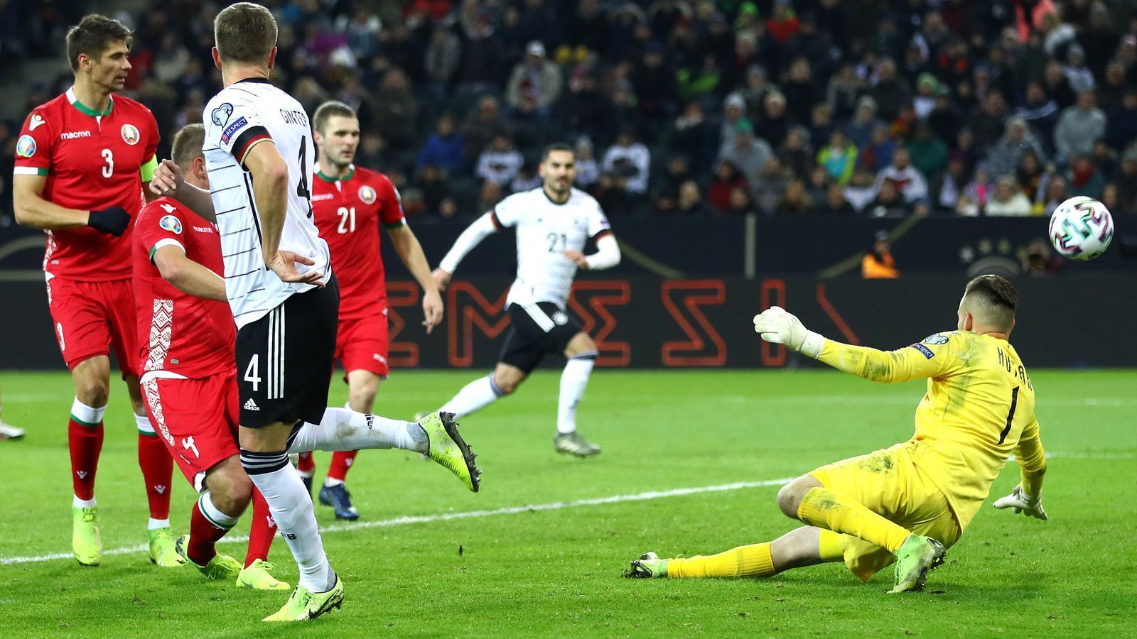 
                <strong>Matthias Ginter</strong><br>
                Der Abwehrchef nutzt die fehlenden Angriffe der Weißrussen und schaltet sich häufig ins Offensivspiel der deutschen Nationalmannschaft ein. In der 15. Minute prüft Ginter mit einem satten Schuss sogar Aleksandr Gutor, doch der weißrussische Torhüter hält den Ball stark. In der 42. Minute belohnt Ginter sich für seinen starken Auftritt und trifft sehenswert per Hacke. Darüber hinaus lässt Ginter die Hereingabe zum 2:0 auf Goretzka clever durch und bereitet das 3:0 von Kroos direkt vor. Hat Glück, dass sein Stellungsfehler in der 69. Minute gegen Dragun nicht bestraft wird. ran-Note: 1
              