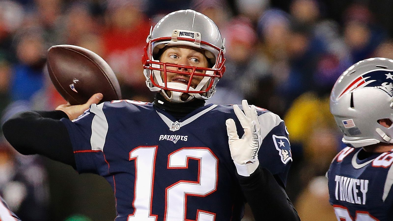 
                <strong>96 (!) Pass-Empfänger für Touchdowns   </strong><br>
                Brady hat im Laufe seiner Karriere 96 verschiedene Empfänger mit Touchdown-Pässen bedient - natürlich NFL-Rekord. Eine deutliche Mehrheit davon im Trikot der Patriots: In seinen 23 Saisons in Foxborough fand Brady 77 verschiedene Receiver für Touchdowns. In Tampa Bay sind es dagegen "nur" 18.
              