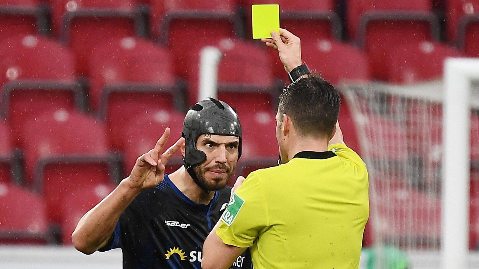 
                <strong>Klaus Gjasula stellt neuen Gelb-Rekord auf</strong><br>
                Während beim SC Paderborn im Tabellenkeller der Bundesliga langsam die Lichter ausgehen, hat sich Mittelfeldmann Klaus Gjasula gegen Werder Bremen seinen alleinigen Platz in den Bundesliga-Geschichtsbüchern gesichert: Wegen eines Foulspiels an Bremens Joshua Sargent sah Gjasula seine 17. Gelbe Karte der Saison - neuer alleiniger Höchstwert an Gelben Karten in einer Bundesliga-Saison. Zuvor musste sich Gjasula die zweifelhafte "Bestmarke" von 16 Gelben Karten noch mit Schalkes einstigem Spieler Tomasz Hajto teilen.
              