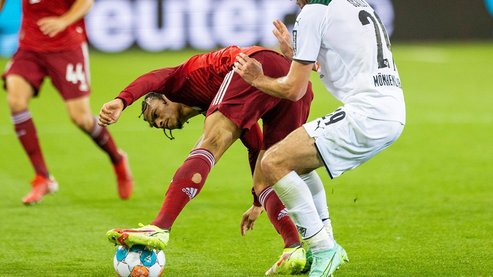 
                <strong>Leroy Sane (FC Bayern München)</strong><br>
                Auf der rechten Seite von Stanisic unterstützt, agiert aber über weite Strecken glücklos, hat nur wenige gute Szenen und bleibt viel zu oft am jungen Gladbacher Scally hängen. In der zweiten Halbzeit ein wenig verbessert, glücklos bleibt er aber weiterhin. Geht in der 75. Minute runter. ran-Note: 4
              