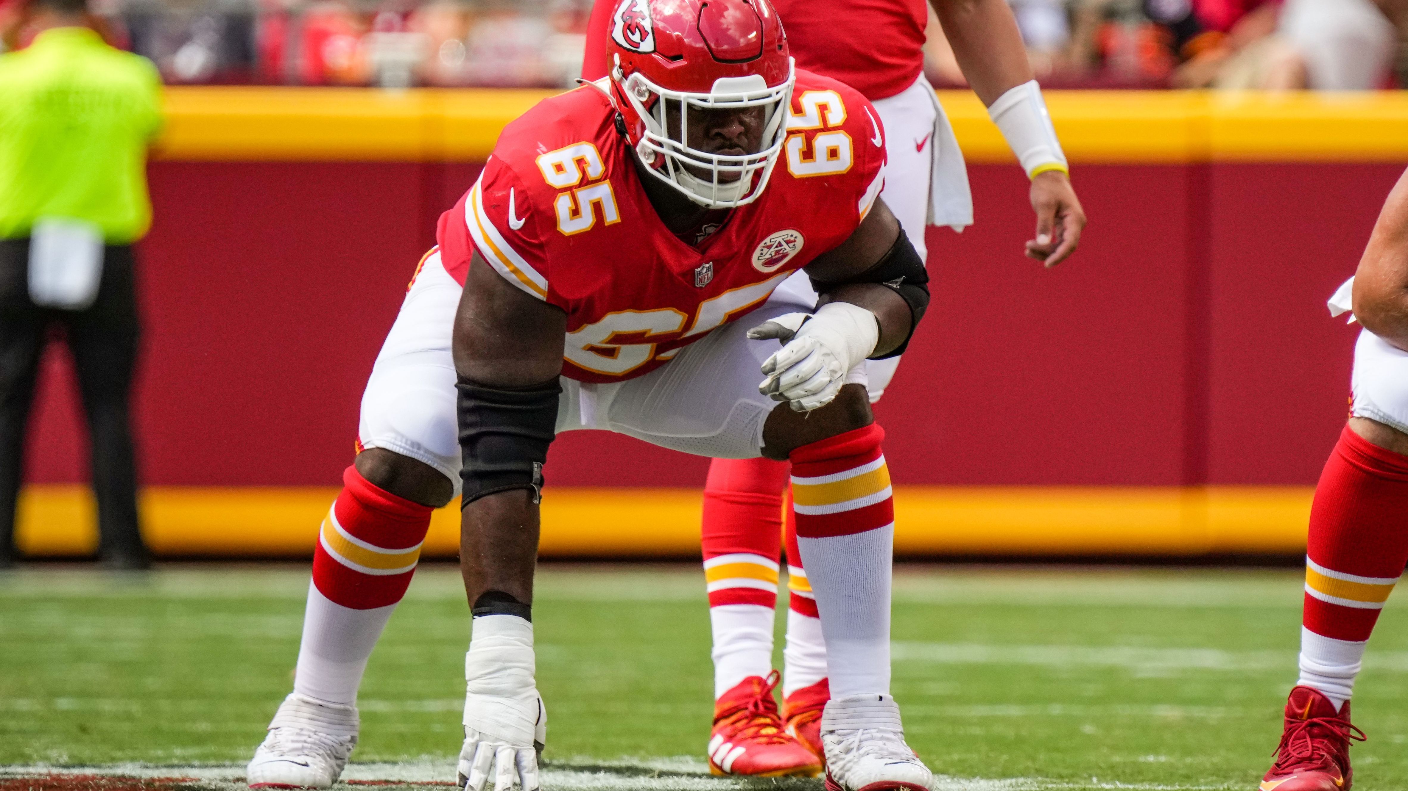 <strong>Trey Smith (Kansas City Chiefs)</strong><br>Auch die Chiefs lassen die Rekorde purzeln und geben dem Guard, der bislang mit einem Franchise Tag versehen war, einen neuen Vertrag über vier Jahre und 94 Millionen Dollar, von denen 70 Millionen garantiert sind, wie NFL-Insider Ian Rapoport berichtet. So viel verdient kein anderer Spieler in der Liga auf der Guard-Position.