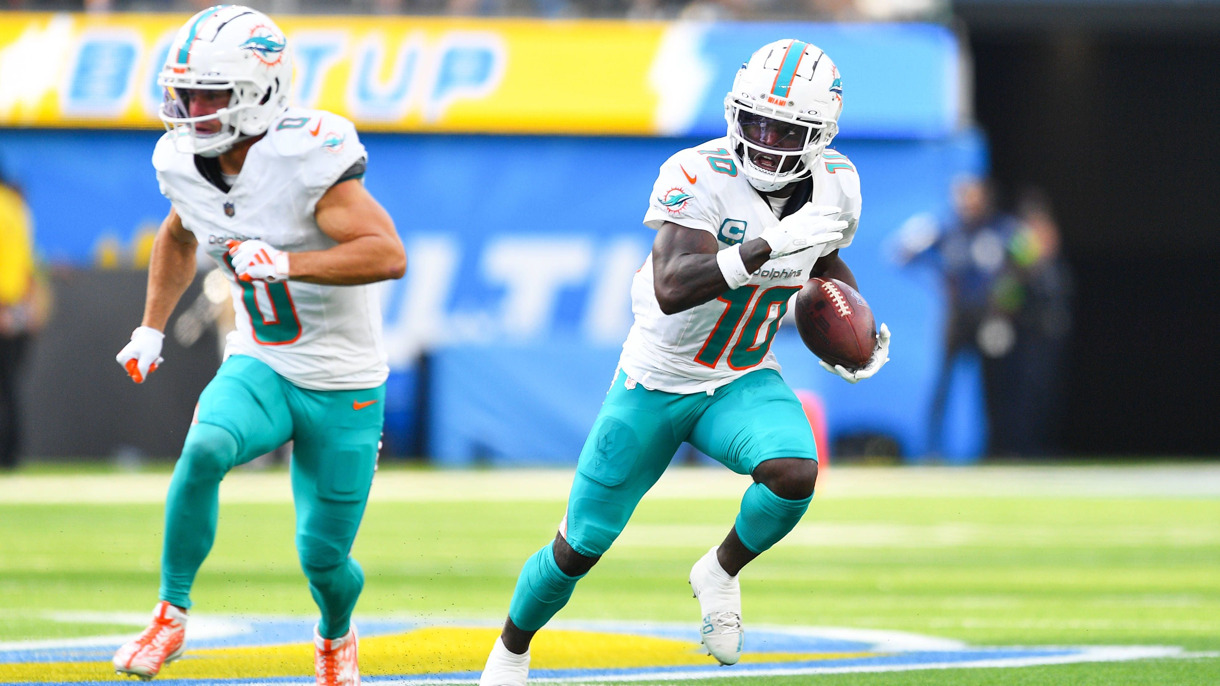 <strong>Tyreek Hill (Miami Dolphins)</strong><br>11 Catches, 215 Receiving Yards, 2 Touchdowns. Das Defensive Backfield der Chargers hat nie eine Antwort auf Hill, an dem sich jeden Gegenspieler verbrennt. Auch weil die Chargers mit ihrer Man Coverage gegen Hills Geschwindigkeit nicht ankommen.