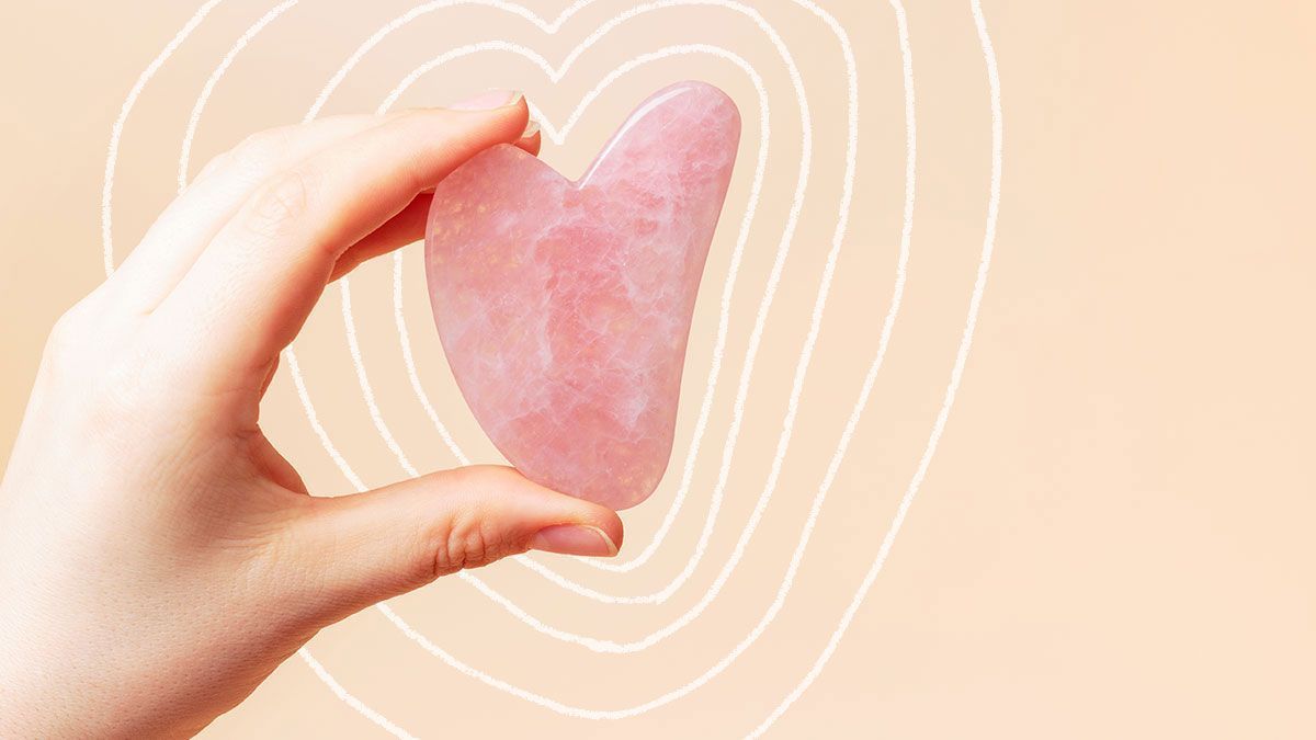Ein Gua Sha Stein in Herz Form – wir sind ganz hin und weg – auch von der Beauty-Behandlung. Was dahinter steckt, verraten wir dir im Beauty-Artikel.