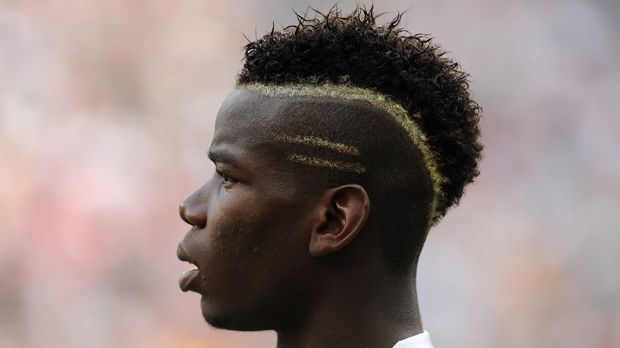 
                <strong>Pogba Dezember 2013</strong><br>
                Dezember 2013: Sein Faible für Irokesen-Frisuren lässt sich bereits Im Dezember erkennen. Doch der Juve-Star weiß, was man aus einem Irokesenschnitt alles herausholen kann. Anfangs setzt er kleine Akzente in blond ...
              