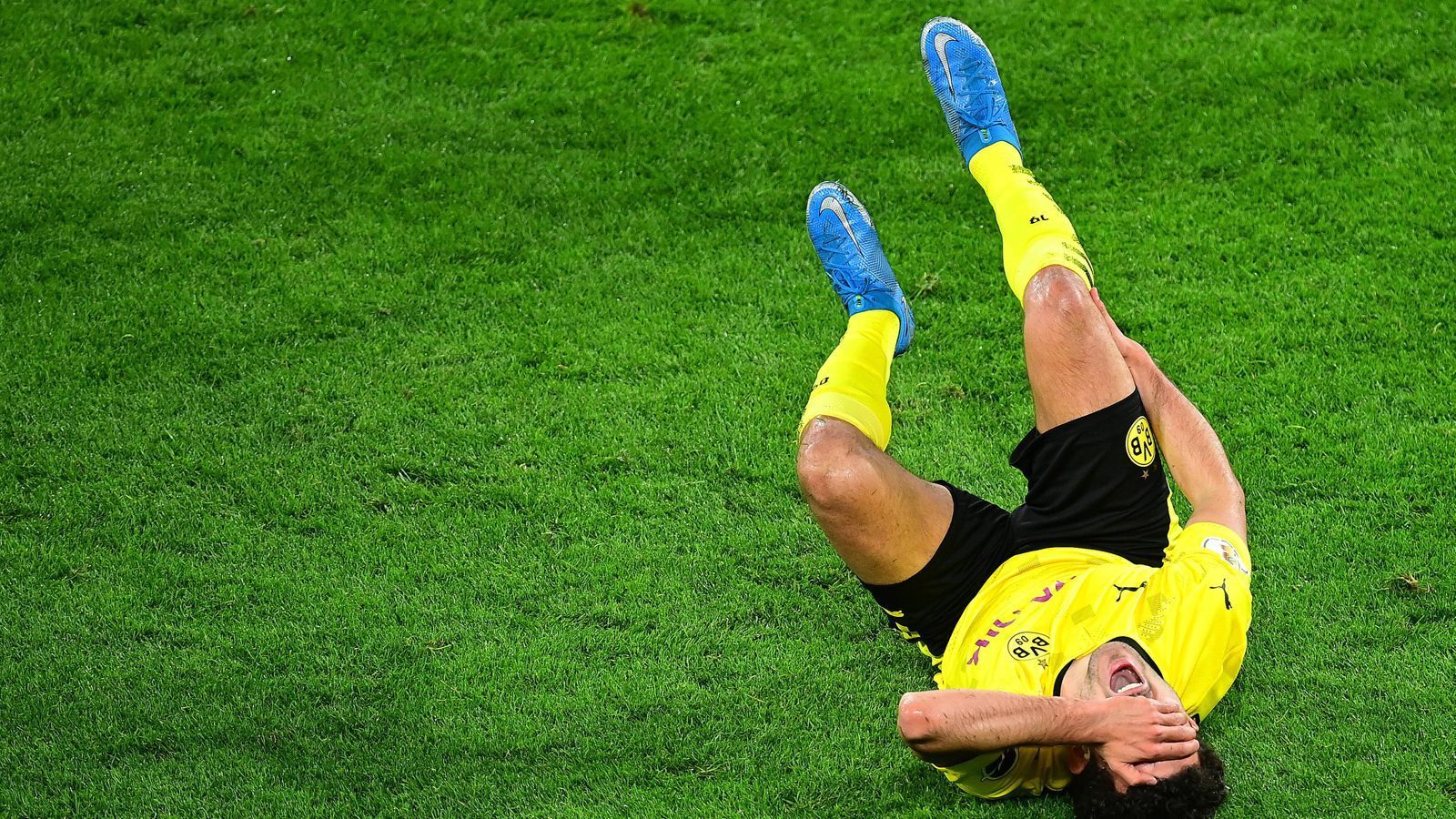
                <strong>Mateu Moreys Verletzung schockt Borussia Dortmund</strong><br>
                "Es tut mir unendlich leid für den Jungen", sagt Hans-Joachim Watzke, Geschäftsführer von Borussia Dortmund, am Sonntag: "Heute sind alle Borussen und noch viele andere Menschen in Gedanken bei Mateu."
              