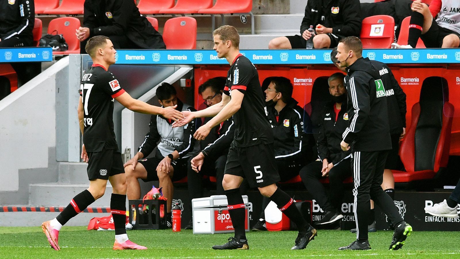 
                <strong>Leverkusen erreicht Minimalziel Europa League </strong><br>
                Nach einer durchwachsenen zweiten Saisonhälfte bleibt Bayer Leverkusen immerhin ein Platz in der Europa League. Weil die Konkurrente,n aus Gladbach (1:2 gegen Stuttgart) sowie Freiburg (2:2 gegen Bayern) nicht gewinnen, reicht der Mannschaft von Trainer Hannes Wolf gegen Union Berlin ein 1:1, um Tabellenrang sechs zu sichern. 
              
