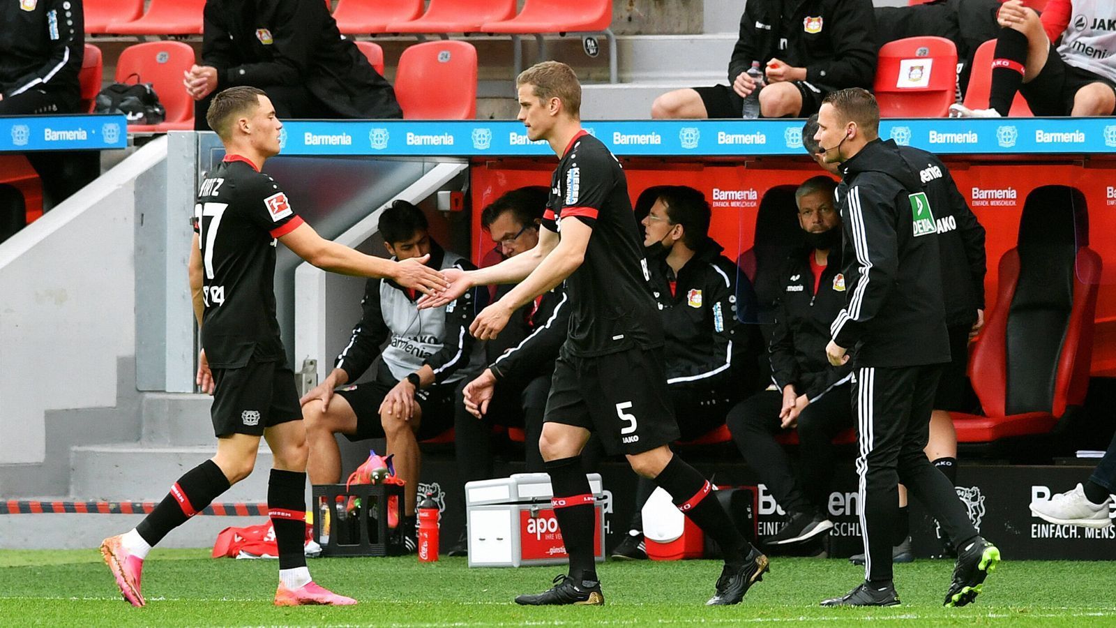 
                <strong>Leverkusen erreicht Minimalziel Europa League </strong><br>
                Nach einer durchwachsenen zweiten Saisonhälfte bleibt Bayer Leverkusen immerhin ein Platz in der Europa League. Weil die Konkurrente,n aus Gladbach (1:2 gegen Stuttgart) sowie Freiburg (2:2 gegen Bayern) nicht gewinnen, reicht der Mannschaft von Trainer Hannes Wolf gegen Union Berlin ein 1:1, um Tabellenrang sechs zu sichern. 
              