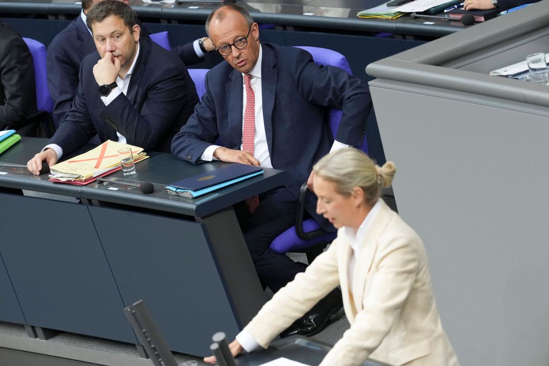 Unter skeptischen Blicken hält AfD-Chefin Weidel ihre Rede im Bundestag.