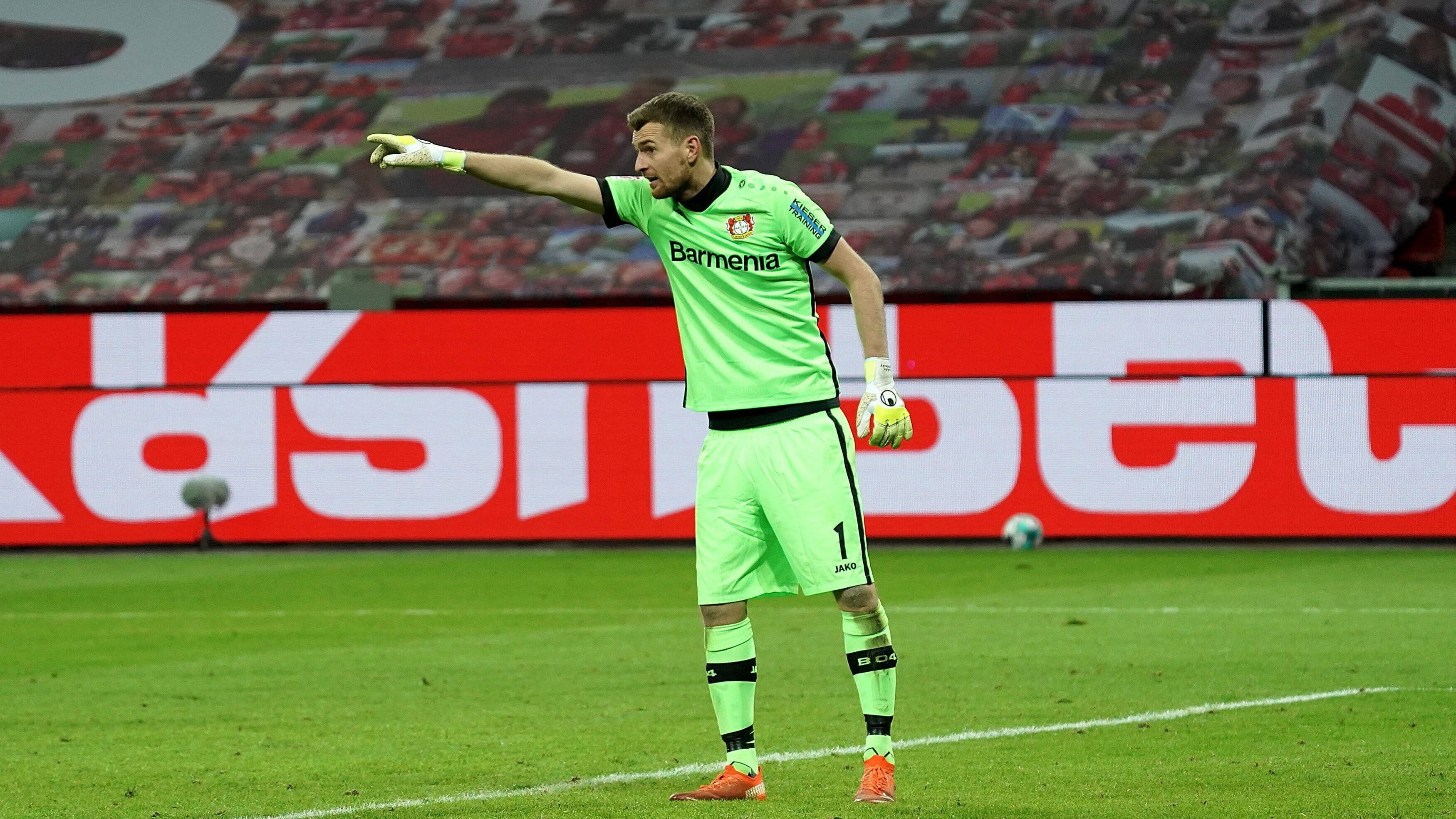 
                <strong>Torhüter: Lukas Hradecky (Bayer Leverkusen)</strong><br>
                Neben Bayerns Manuel Neuer stellt die Bundesliga mit dem Leverkusener Lukas Hradecky einen weiteren Torwart. Der Finne ist bei der Werkself zwischen den Pfosten gesetzt und verpasste im Jahr 2020 kein Bundesliga-Spiel. Gleiches gilt auch für die europäischen Wettbewerbe, einzig im unbedeutenden Europa-League-Spiel gegen Slavia Prag bekam er im Dezember eine Pause.
              