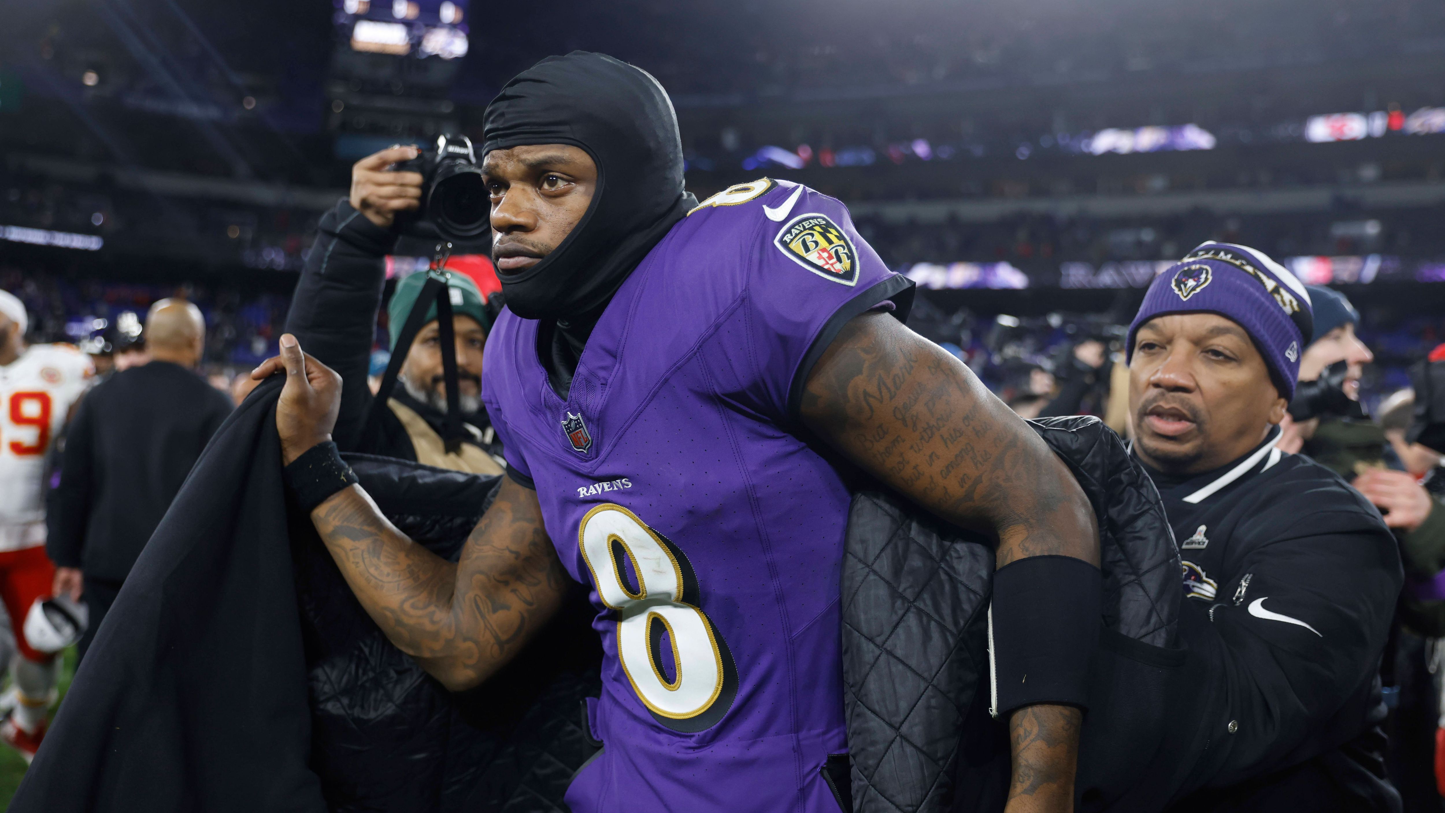 <strong>Baltimore Ravens</strong><br>- Lamar Jackson, Quarterback, Jahresgehalt: 52 Mio. Dollar<br>- Justin Madubuike, Defensive Tackle, Jahresgehalt: 24,5 Mio. Dollar<br>- Roquan Smith, Linebacker, Jahresgehalt: 20 Mio. Dollar<br>- Marlon Humphrey, Cornerback, Jahresgehalt: 19,5 Mio. Dollar<br>- Marcus Williams, Safety, Jahresgehalt: 14 Mio. Dollar