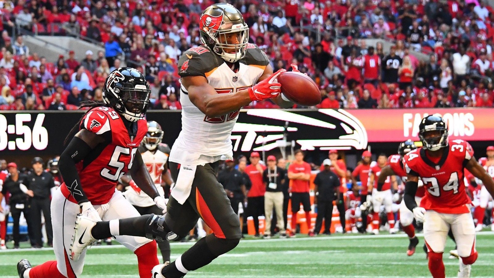 
                <strong>Bradys Anspielstationen - Tight Ends</strong><br>
                Aber nicht nur die Wide Receiver können sich bei den "Bucs" sehen lassen - auch das Tight-End-Coprs mit O.J. Howard (Bild) und Cameron Brate kann sich defintiv sehen lassen. Durch die Luft dürften die Buccaneers im Zusammenspiel Brady mit seinen künftigen Wide Receivern und Tight Ends also brandgeführlich werden - und auch auf dem Boden sind die Fähigkeiten der "Bucs" mit Running Back Ronald Jones II ja auch nicht gerade zu verachten ...
              