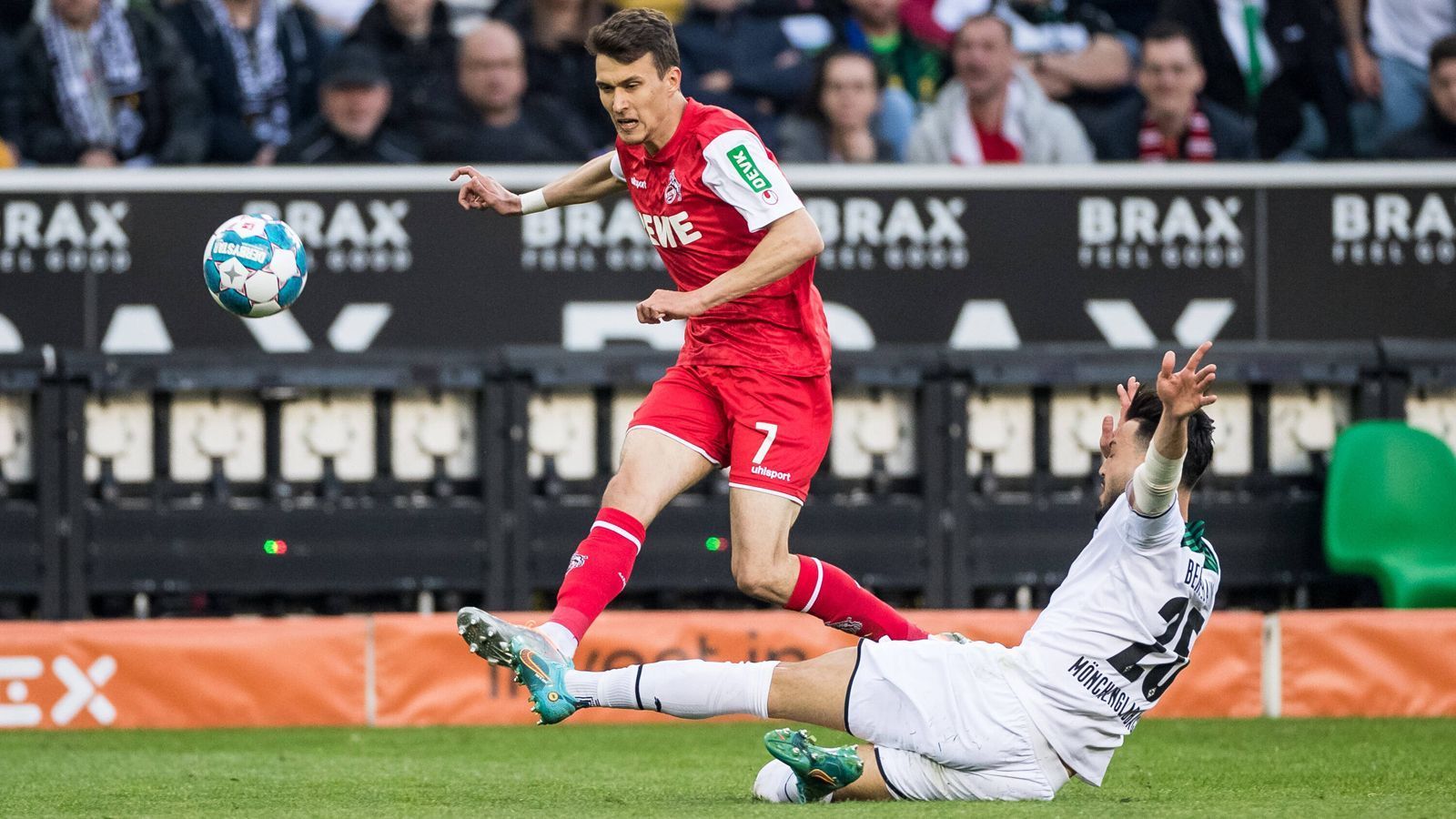 
                <strong>9. Spieltag: Borussia Mönchengladbach - 1. FC Köln</strong><br>
                Die Gladbacher haben eine dürftige Saison hinter sich - auch weil die "Fohlen" beide rheinischen Derbys gegen Köln verloren. Und das nicht zu knapp: Der FC fegte mit 4:1 und 3:1 über die Borussia hinweg und katapultierte sich auch durch diese Erfolge auf den Conference-League-Platz. Am 9. und 26. Spieltag  haben die Gladbacher dann die große Chance auf Wiedergutmachung.
              