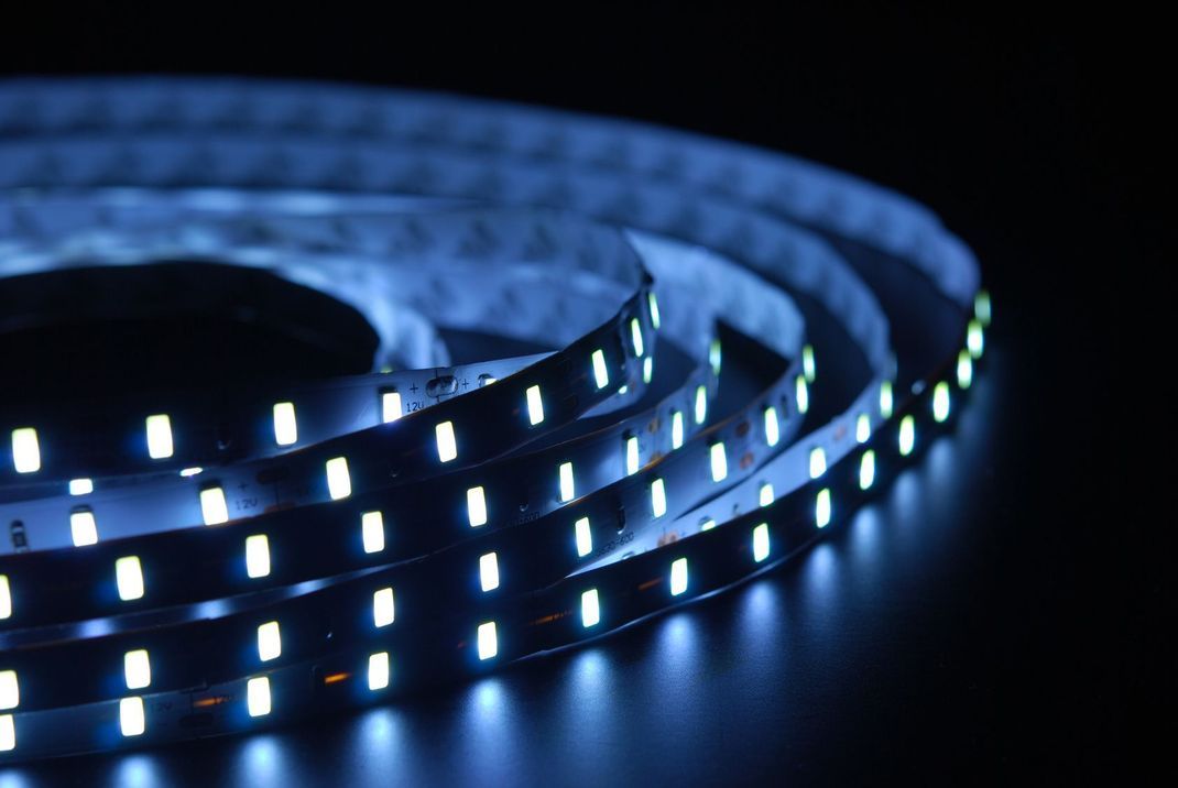 LED-Streifen sind biegbar und in verschiedenen Farben und Längen erhältlich – perfekt für alle, die indirekte Beleuchtung lieben.