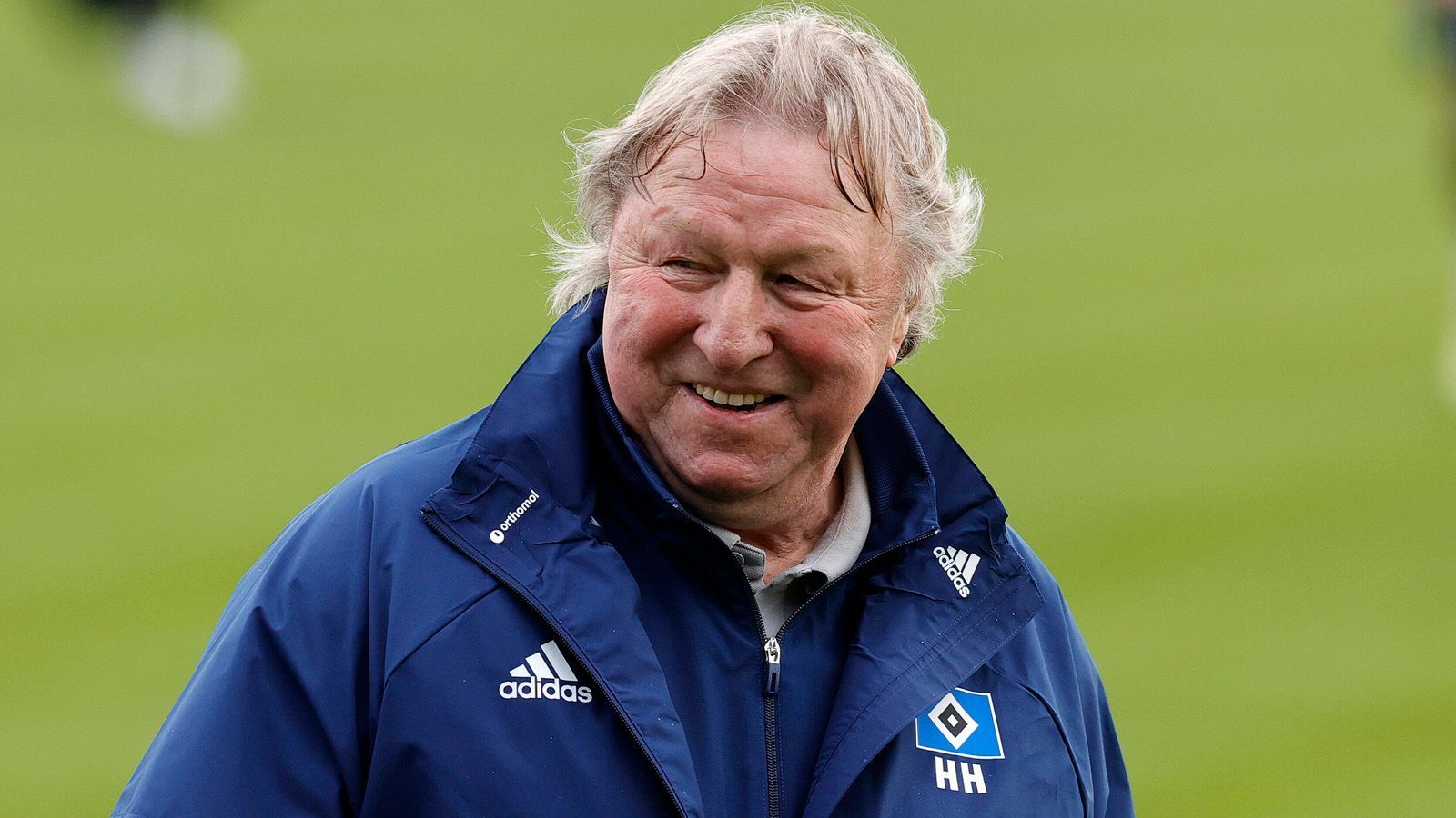 
                <strong>Fünf nicht ganz ernst gemeinte Gründe, warum der HSV mit Horst Hrubesch aufsteigt</strong><br>
                "Der nächste, bitte…" Der HSV hat wieder einmal den Trainer gewechselt. Interimslösung Horst Hrubesch ist nun bereits der 17. HSV-Trainer in den vergangenen zehn Jahren. Aber wir haben keine Zweifel: Diesmal haben die Hamburger den richtigen Mann auf der Bank. ran.de nennt fünf (nicht ganz ernst gemeinte) Gründe, warum der HSV mit Hrubesch doch noch aufsteigt.  
              