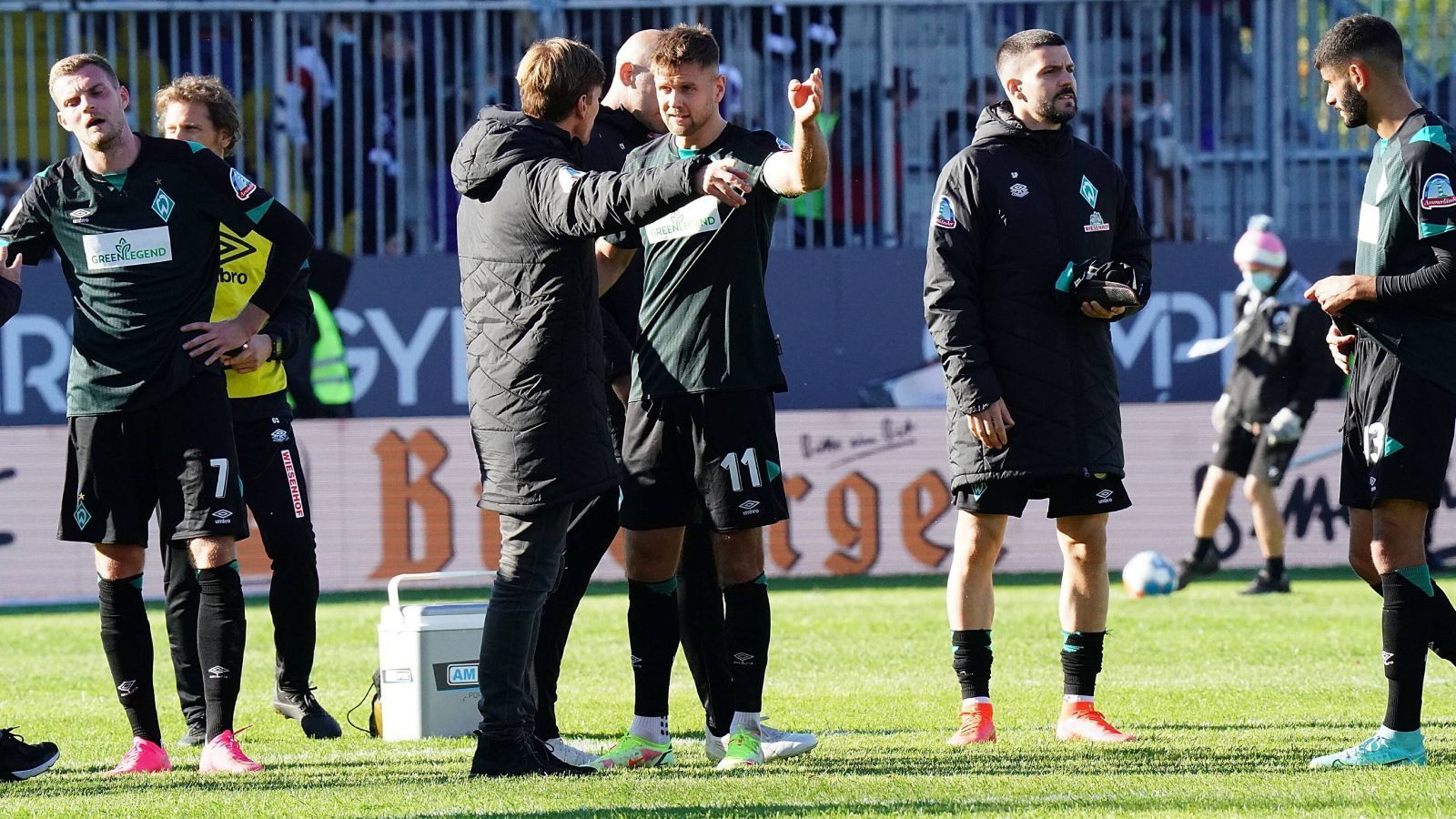 
                <strong>Schwerer Start in Liga 2: Jokerrolle und Suspendierung</strong><br>
                Nach dem Abstieg startet er mit Werder schwerfällig in die neue Zweitliga-Saison. Unter Markus Anfang ist er zunächst nicht gesetzt, später greift er verbal Sportdirektor Clemens Fritz an und wird suspendiert. Unter Ole Werner ist er gemeinsam mit Marvin Ducksch gesetzt und trägt mit 27 Scorerpunkten maßgeblich zum Aufstieg bei. 
              