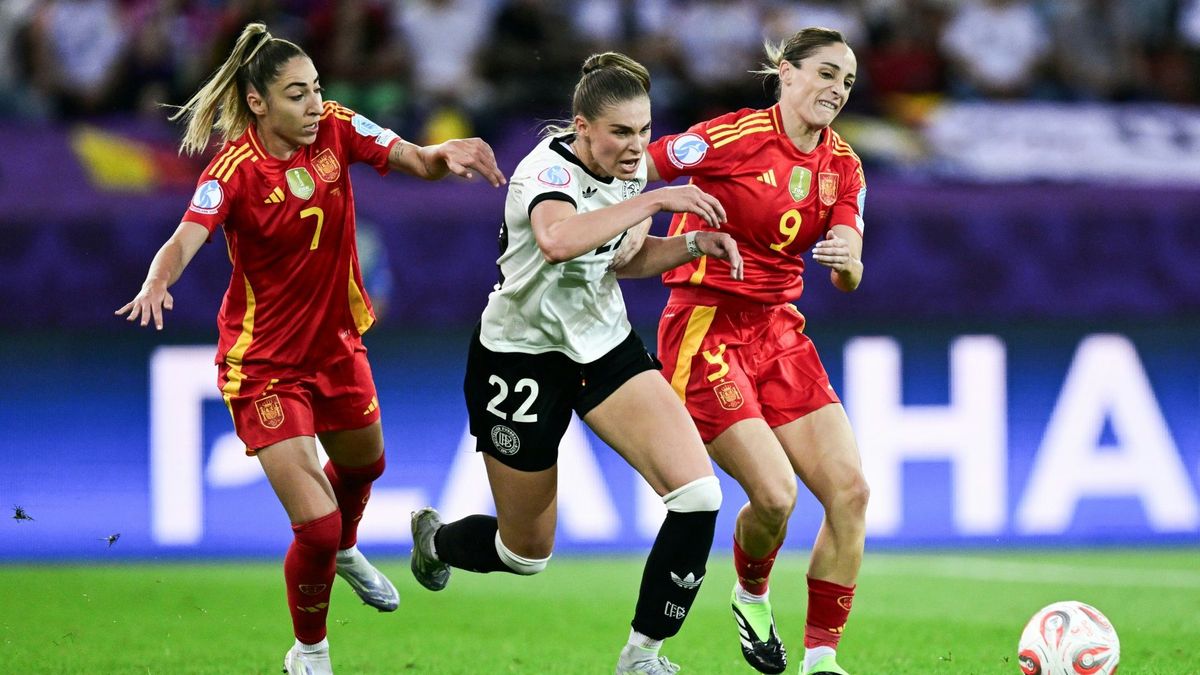 Jule Brand (M.) im Halbfinale gegen Spanien