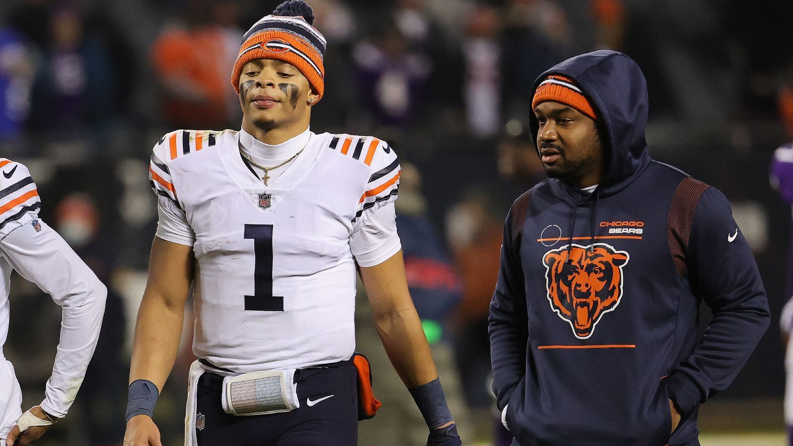 
                <strong>Chicago Bears</strong><br>
                Die Chicago Bears haben die ersten Schritte eines Rebuilds getan. Man hat sich von teuren und für ihren Preis unproduktiven Stars getrennt (Allen Robinson, Khalil Mack) und sowohl den designierten Franchise Quarterback (Justin Fields) als auch einen jungen, guten Passempfänger geholt (Darnell Mooney). Der nächste Schritt ist es, den jungen Quarterback zu beschützen, denn das gelang den Bears in der vergangenen Saison kaum. Fields verpasste mehrere Spiele verletzt, auch weil er ständig Hits einstecken musste. Holen die Bears zwei, drei gute Offensive Linemen, auch für die Tiefe, kann Fields mit seiner Athletik sie weiter nach vorne bringen.
              