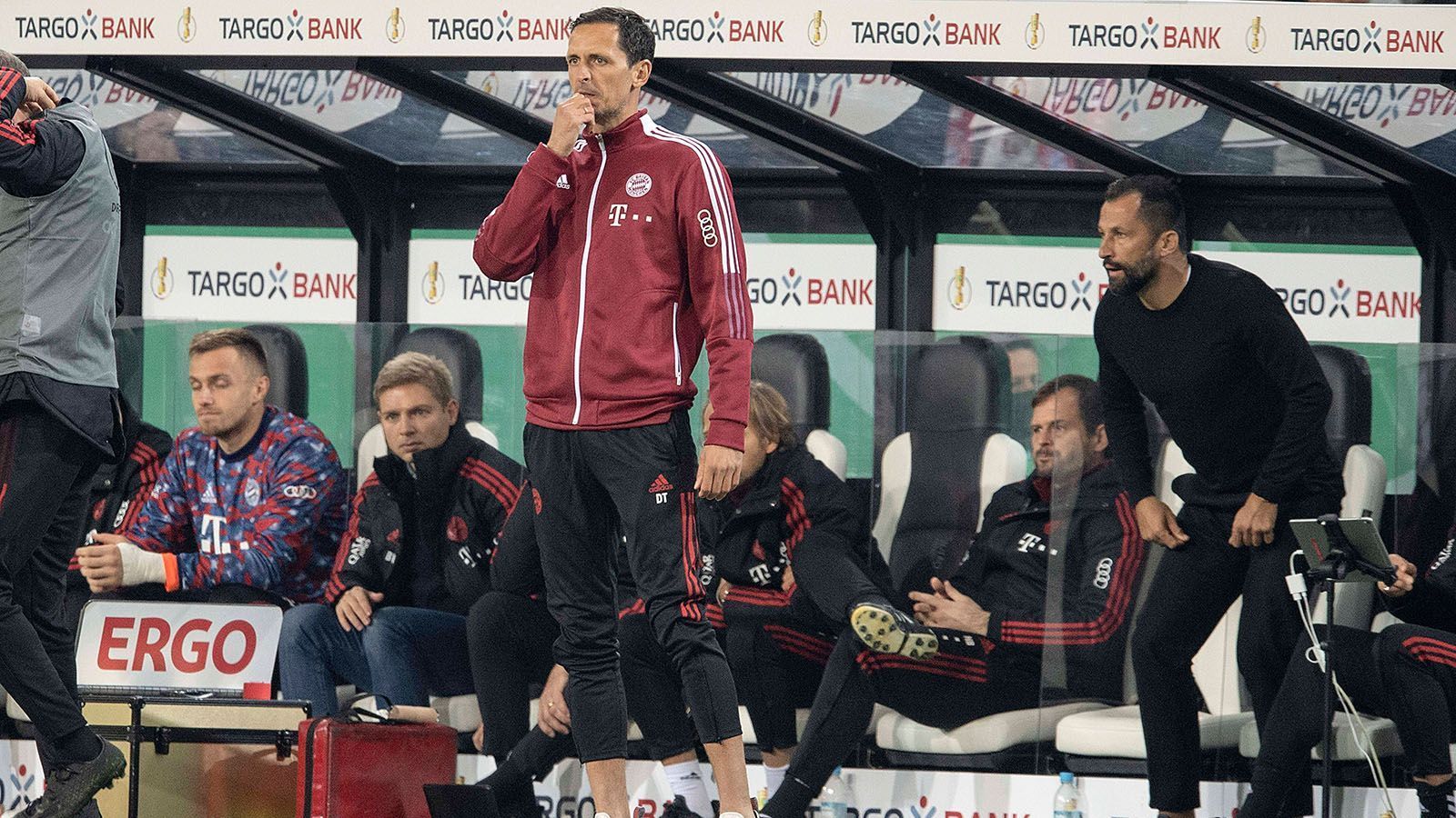 
                <strong>27. Oktober: Debakel in Gladbach</strong><br>
                Julian Nagelsmann fehlt aufgrund einer Corona-Infektion beim Zweitrunden-Auftritt im DFB-Pokal bei Borussia Mönchengladbach. Sein Assistent Dino Topmöller übernimmt kommisarisch den Cheftrainer-Posten und muss den wohl schwächsten Auftritt der Bayern im Jahr 2021 mitansehen ...
              