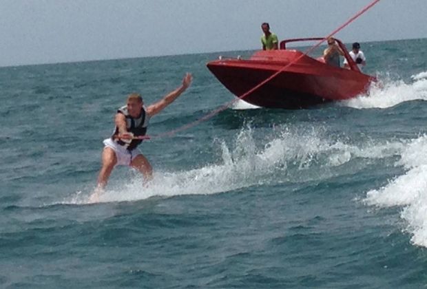 
                <strong>Lewis Holtby </strong><br>
                Die Übungsstunde mit Wakeboard-Profi Dominik Gührs scheint sich gelohnt zu haben. Holtby macht auf dem Brett eine gute Figur. 
              