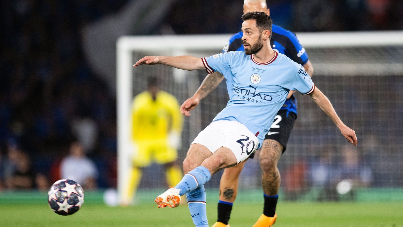 
                <strong>Bernardo Silva (Manchester City)</strong><br>
                Stark in der Anfangsphase. Dribbelt sich auf engstem Raum in den Strafraum. Sein Torabschluss aus sehr spitzem Winkel geht nur knapp am linken oberen Kreuzeck vorbei. Ist gewohnt quirlig und bemüht, kann sich gegen die disziplinierte und kompakte Inter-Abwehr aber nur selten durchsetzen. Nach der Pause wieder auffälliger. Sein Assist von der Grundlinie zurück auf den heranrauschenden Rodri führt zum 1:0 für City. ran-Note: 2
              