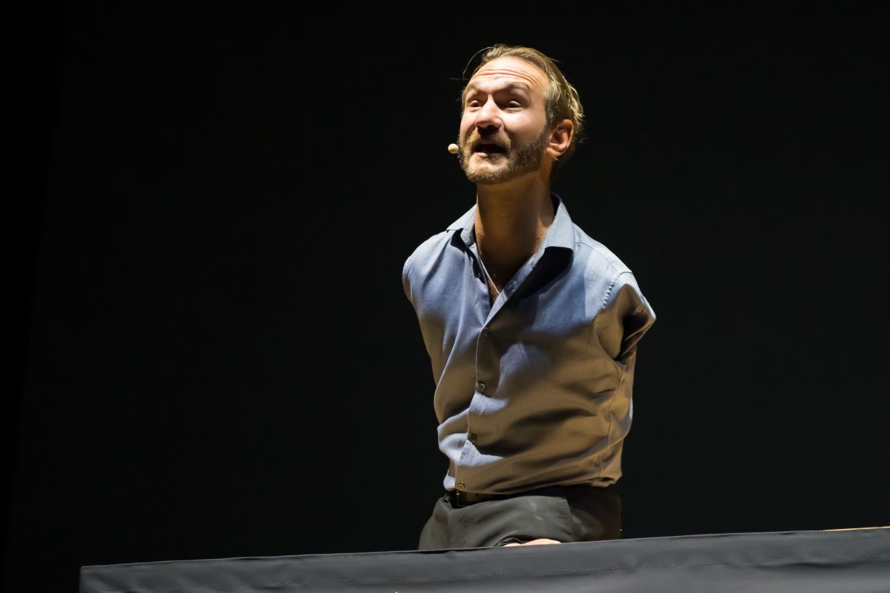 Der Australier Nick Vujicic wurde 1982 ohne Gliedmaßen geboren. Der 4-fache Vater ist ein bekannter Motivationsredner und Gründer von Life Without Limbs – einer Organisation für Menschen mit körperlichen Behinderungen.