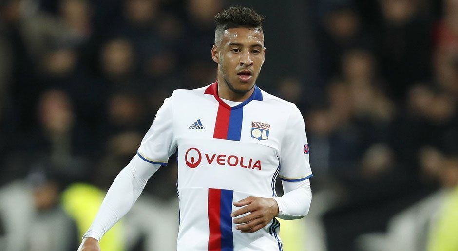 
                <strong>Corentin Tolisso </strong><br>
                Tolisso war Carlo Ancelottis Wunschspieler für das Mittelfeld. Der Franzose kann nahezu alle Positionen im Mittelfeld spielen, defensiv wie offensiv. Seine Lieblingsposition ist laut eigener Aussage die "Sechs oder Acht". Bei Lyon spielte er gemeinsam mit Maxime Gonalons zumeist auf der Doppelsechs. Bei den Bayern soll der zentrale Mittelfeldspieler wohl vor allem die Lücke füllen, die Xabi Alonso hinterlassen hat. Eine große Aufgabe für den 22-Jährigen, denn Alonso war in den vergangenen Jahren der Spielgestalter beim Rekordmeister.
              