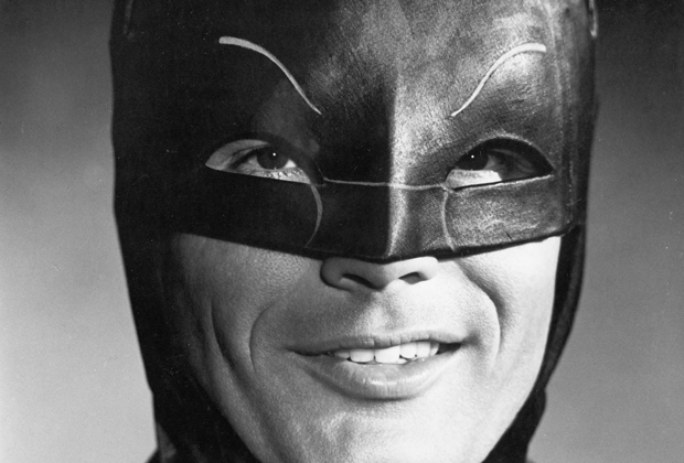 
                <strong>Batman</strong><br>
                Der nächste Superheld mit Maske: Batmans Überlegenheit basiert auf Intelligenz, Willenskraft und hartem Training - damit ist er durchaus ein Vorbild für Lewandowski. Batman benutzt keine Schusswaffen, was man von Lewys rechtem Fuß nicht behaupten kann.
              