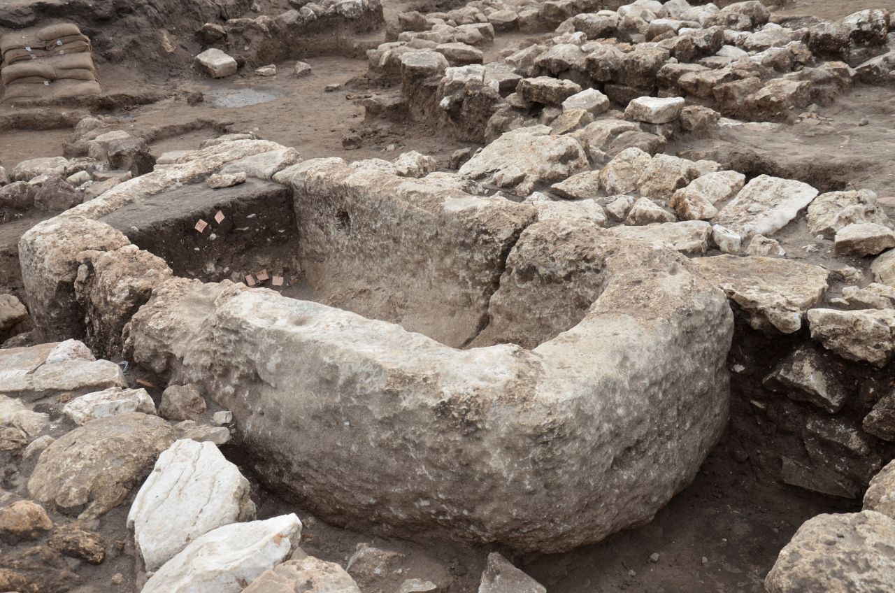 Ein steinernes Wasserbecken lässt die Archäologen vermuten, dass religiöse Rituale durchgeführt wurden.