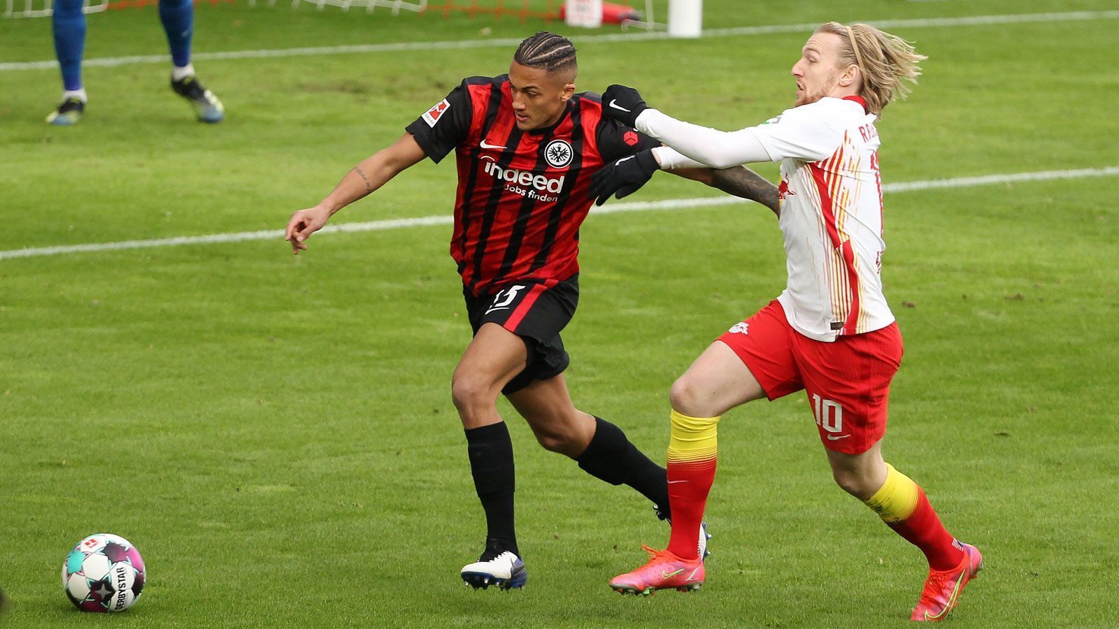 
                <strong>Tuta (Eintracht Frankfurt)</strong><br>
                Nach dem Abgang des langjährigen Kapitäns und Abwehrchefs David Abraham klaffte eine große Lücke in der Frankfurter Innenverteidigung - allerdings nicht sonderlich lange. Der Brasilianer Tuta entwickelte sich mit dem Beginn der Rückrunde zu einem verlässlichen Erben und stand in neun der vergangenen elf Bundesliga-Partien in der Startelf. "Er ist der designierte Nachfolger, wir haben das Vertrauen in ihn", sagte Trainer Adi Hütter bereits Mitte Januar über seinen Schützling. Und der 21-Jährige liefert beständig ab, agiert oft unaufgeregt und souverän, offenbart gelegentlich aber noch Schwächen im Aufbauspiel.
              