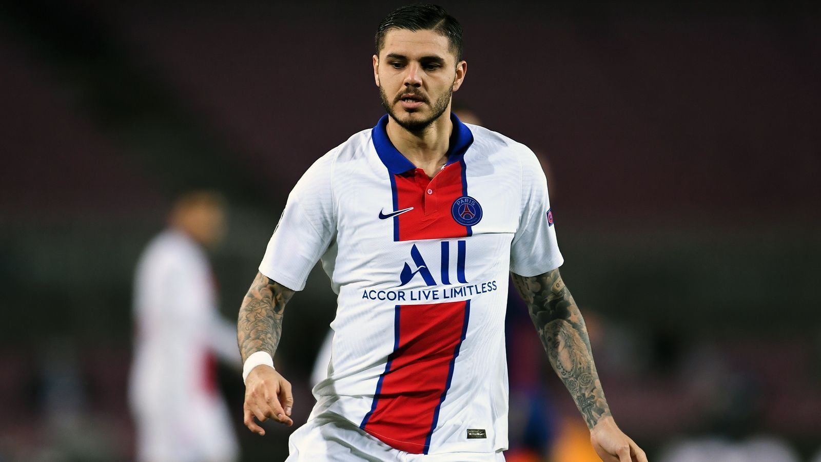 
                <strong>Mauro Icardi (Paris St. Germain)</strong><br>
                Die zweite Saison von Mauro Icardi bei Paris St. Germain könnte schon die letzte des Argentiniers beim französischen Topklub sein. Der 28 Jahre alte Angreifer sieht sich großer Konkurrenz ausgesetzt und kommt unter Landsmann und Trainer Mauricio Pochettino nicht regelmäßig zum Einsatz. Nach der Leih-Saison 2019/20 kaufte PSG Icardi im Sommer 2020 für etwa 50 Millionen Euro - seitdem landete er oft nur auf der Bank. Um dem Reservisten-Dasein in Paris zu entfliehen, sollen Icardis Berater laut Berichten von "Gazzetta dello Sport" und auch "L'Equipe" nach Kauf-Interessenten für den Sommer 2021 Ausschau halten. Demnach träume Icardi von einer Rückkehr in die Serie A, wo er erfolgreich für Inter Mailand stürmte (219 Pflichtspiel-Einsätze/124 Treffer). Angesichts eines Brutto-Jahresgehalts von zehn Millionen Euro sei PSG bereit, den unglücklichen aber sehr teuren Angreifer ziehen zu lassen.
              