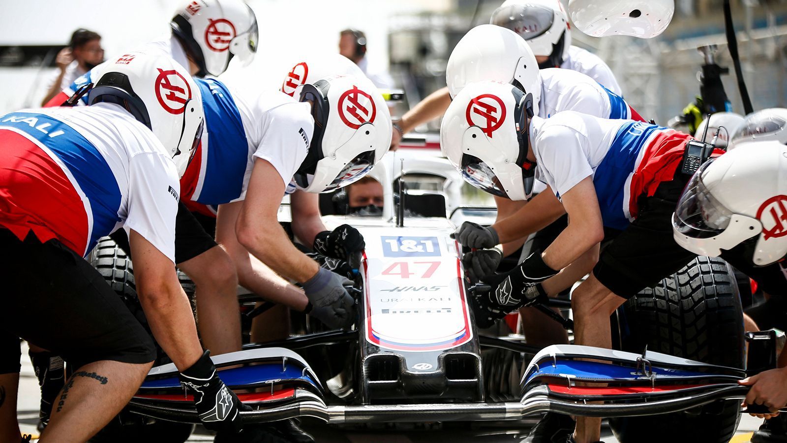 
                <strong>Solider Einstand beim Freien Training</strong><br>
                Mit wenig Erwartungen, dafür aber einer Menge an Motivation ging Mick Schumacher in sein erstes Freies Training als Formel-1-Pilot. "Ich fühle mich vollkommen bereit. Die Vorfreude überschattet alles, was an Nervosität da sein könnte", so Schumacher vor seinem Debüt-Wochenende. Und er hielt, was er versprach. In den ersten Trainingssessions fuhr er sehr ordentlich, leistete sich keine Fehler und distanzierte seinen Teamkollegen Nikita Mazepin deutlich. Der Russe ist für Schumacher der erste und wichtigste Maßstab.
              