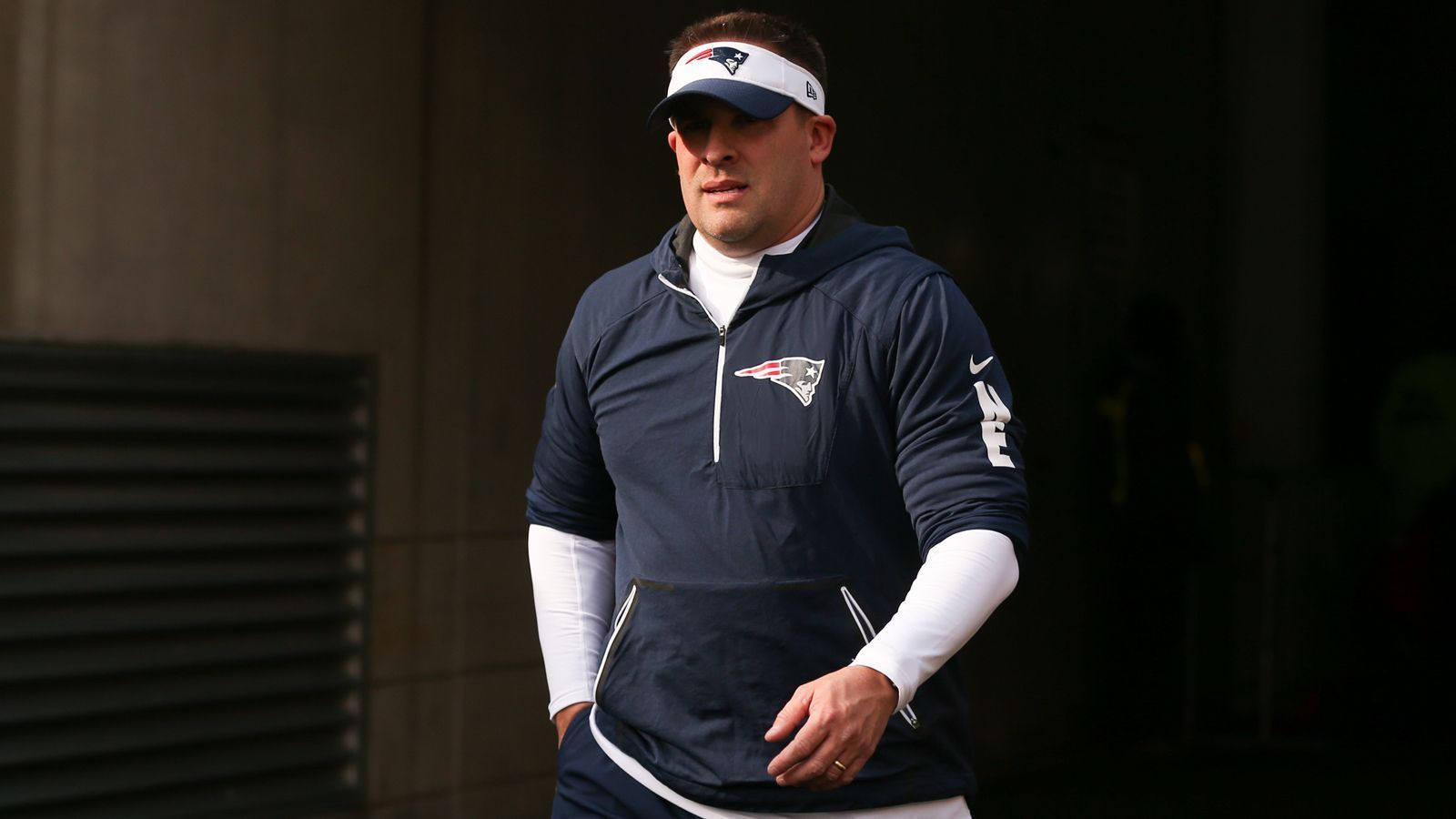 
                <strong>Josh McDaniels</strong><br>
                Josh McDaniels hat die Dynastie der New England Patriots mitgeprägt, gewann unter anderem als Offensive Coordinator sechs Mal den Super Bowl. Zwischenzeitlich versuchte er sich 2009 und 2010 auch als Head Coach der Denver Broncos. Seine erste Trainerstation hatte er 1999 als Graduate Assistant bei Michigan State. Cheftrainer war damals Nick Saban.
              