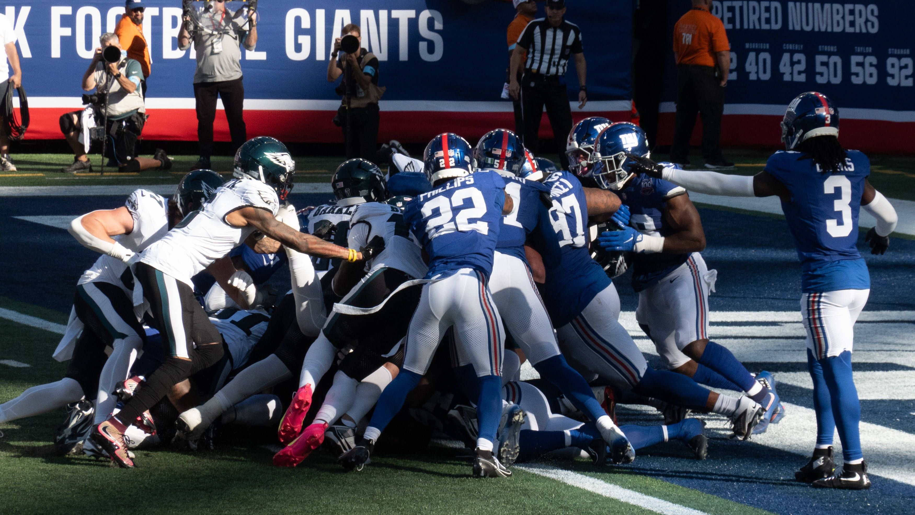 <strong>"Danke für Barkley": Eagles-Fan mit bitterbösem Banner für die Giants</strong><br>Diese Botschaft dürfte richtig weh tun: Wie das Unternehmen "High Exposure Aerial Advertising" bei "NJ Advance Media" verriet, wird ein Flugzeug in Week 18 über das Eagles-Stadion "Lincoln Financial Field" in Philadelphia fliegen. Mit einer Botschaft für die New York Giants, die an dem Tag die Gäste sind. “TY NY for No. 26″ soll es dann auf einem Banner heißen.