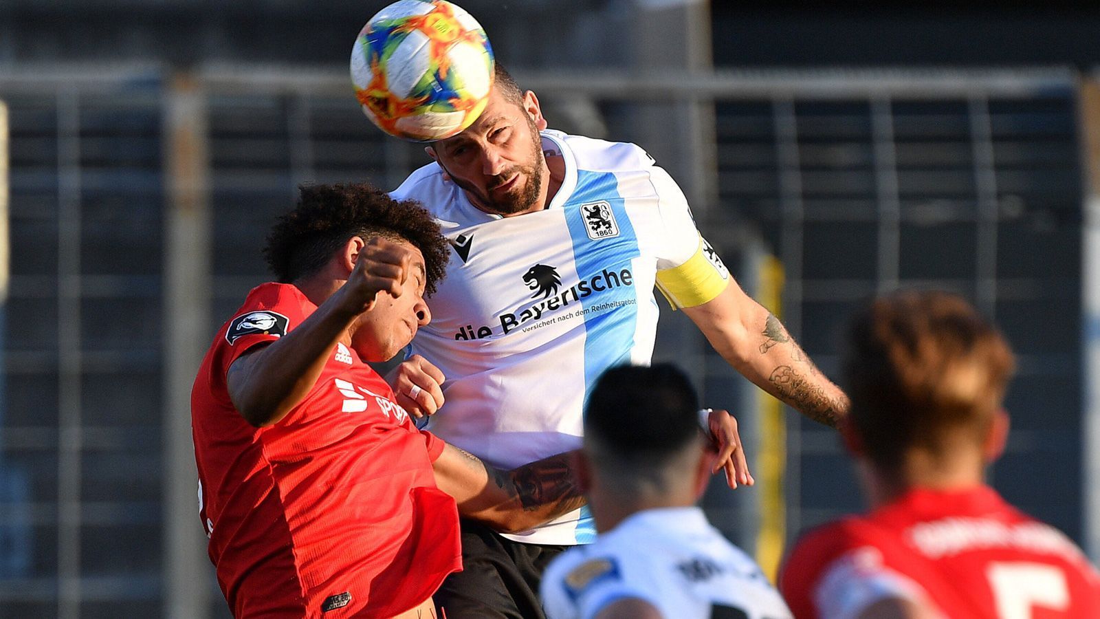 
                <strong>Münchner Derby: FC Bayern II vs. 1860 München</strong><br>
                Bei den Löwen ruhen die Hoffnungen auf den Schultern von Sascha Mölders (r.), der sich hier im Kopfballduell mit dem 17 Jahre alten Bayern-Talent Jamal Musiala durchsetzt, das ebenfalls zuletzt Bundesliga-Luft schnuppern durfte.
              