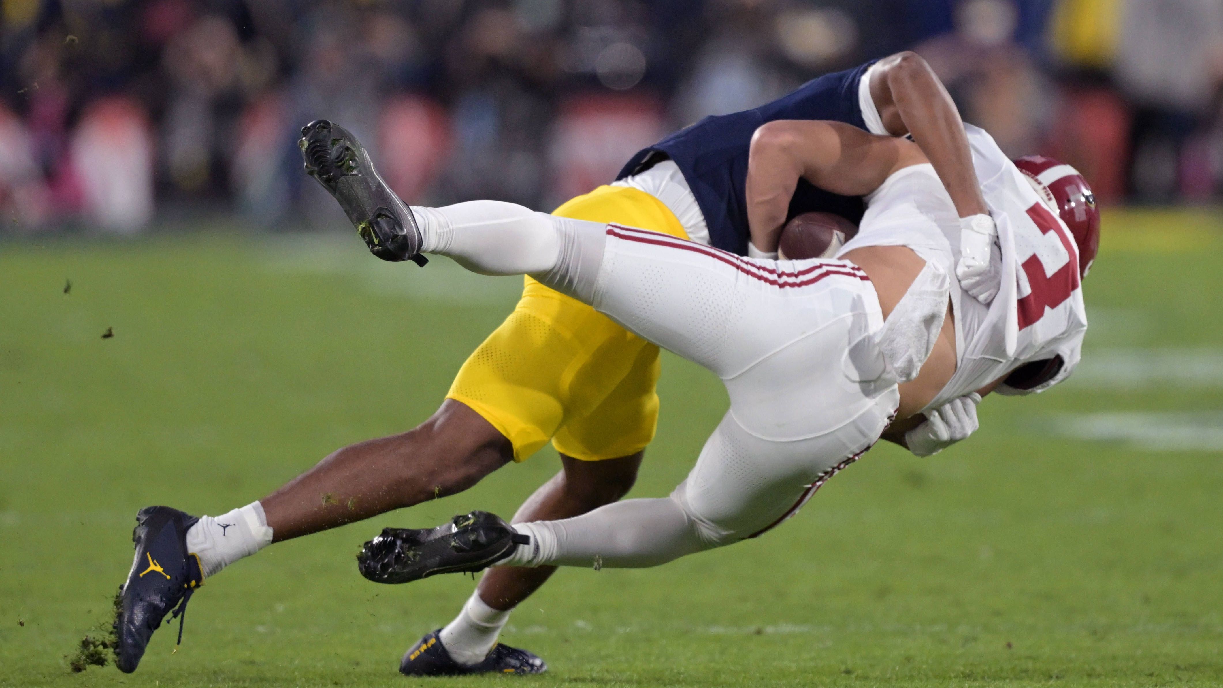 <strong>9. Platz: Jermaine Burton - Schwächen<br></strong>Burton fehlt es an Physis und Endtempo, um nach dem Catch für Raumgewinn zu sorgen. Daher dürfte er in der NFL im Slot Probleme bekommen. Im College forcierte er elf missed Tackles in vier Jahren. Außerdem schrieb er abseits des Feldes einige negative Schlagzeilen. 2022 absolvierte er daher eine Therapie zum Thema "Aggressions-Management".&nbsp;