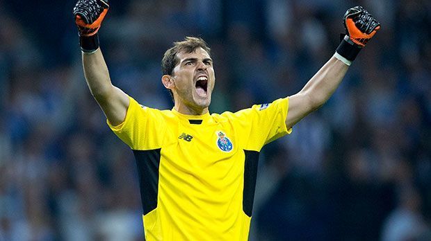 
                <strong>Iker Casillas</strong><br>
                Weltmeister, zweifacher Europameister und fünffacher Welttorhüter: Kaum ein Torwart war so erfolgreich wie Iker Casillas. Seine glorreiche Zeit bei Real Madrid, für die er 16 Jahre im Kasten stand, endete 2015. Inzwischen hütet er das Tor des FC Porto. Der spanischen Zeitung "Marca" verriet er jetzt, welche Torhüter für ihn zu den Besten gehören.
              