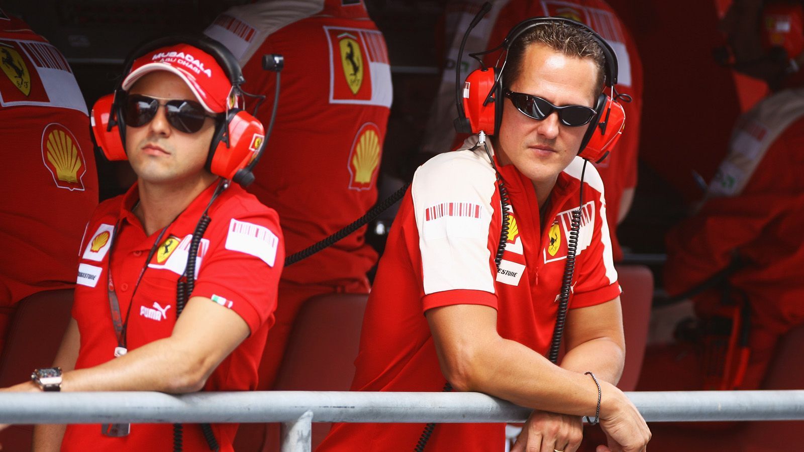 
                <strong>Kein Comeback als Ersatz für Massa</strong><br>
                Im Sommer 2009 ergab sich die Chance auf ein Comeback: Nach einem schweren Unfall von Felipe Massa, bei dem der Brasilianer am Auge verletzt wurde, sollte Schumacher ihn ersetzen. "Aus Verbundenheit zum Team" wollte der Kerpener die Aufgabe übernehmen und wieder ins Auto steigen. Doch die Ärzte rieten ihm davon ab. Nackenprobleme nach einem Motorradunfall im Februar machten das Comeback, von dem Millionen von F1-Fans träumten, zunichte. Doch Schumi bekam wieder Lust auf die Formel 1 ...
              