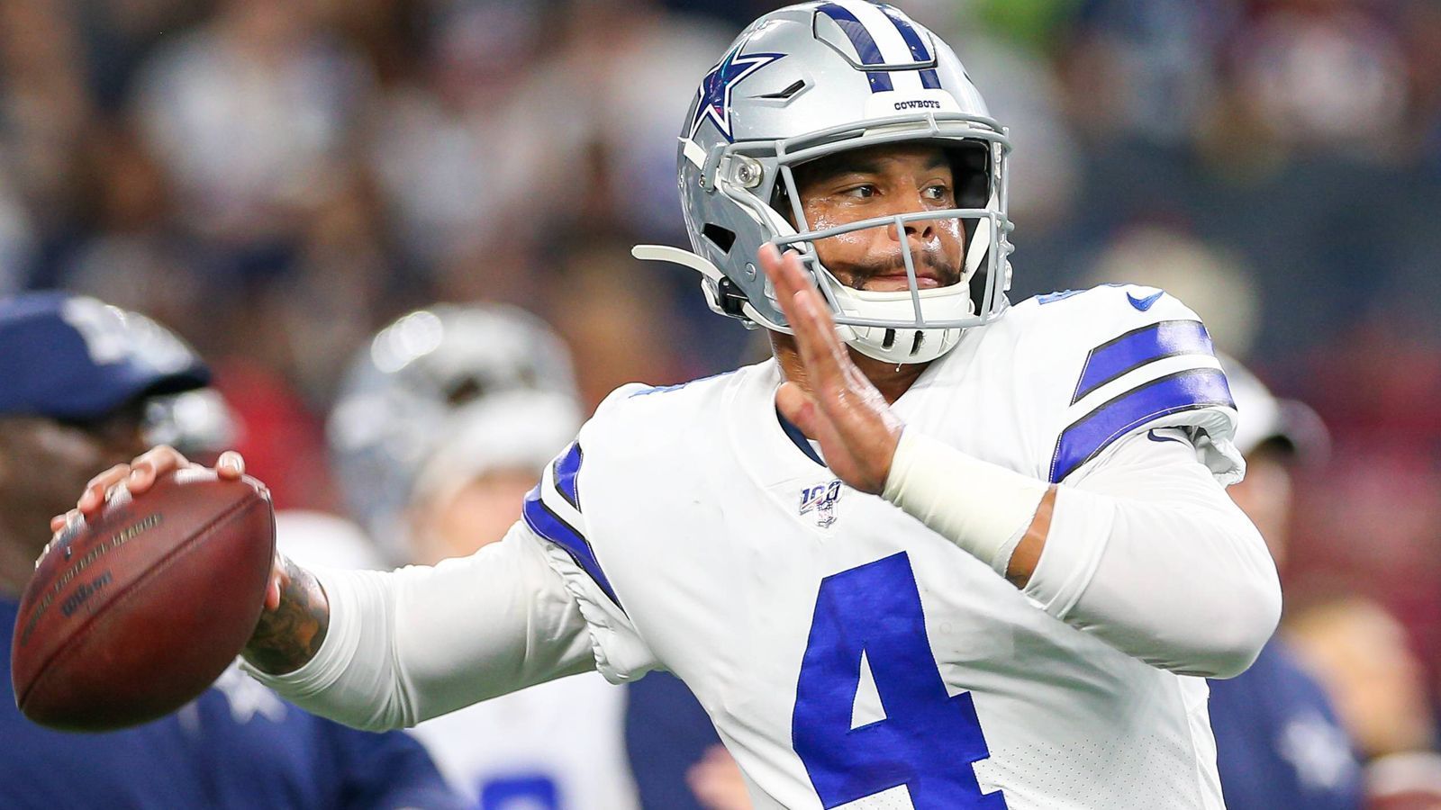 
                <strong>Was passiert mit Dak?</strong><br>
                Auch Quarterback Dak Prescott will seinen Zahltag. Er geht in sein letztes Vertragsjahr, hat zuletzt angeblich ein Angebot über 30 Millionen Dollar pro Jahr abgelehnt. Er war 2018 mit 22 Touchdowns bei nur acht Interceptions ein Garant für das Erreichen der Playoffs. Der Vorteil: Beide haben bis jetzt nicht vor, ihre Forderungen à la Elliott durchzusetzen.
              