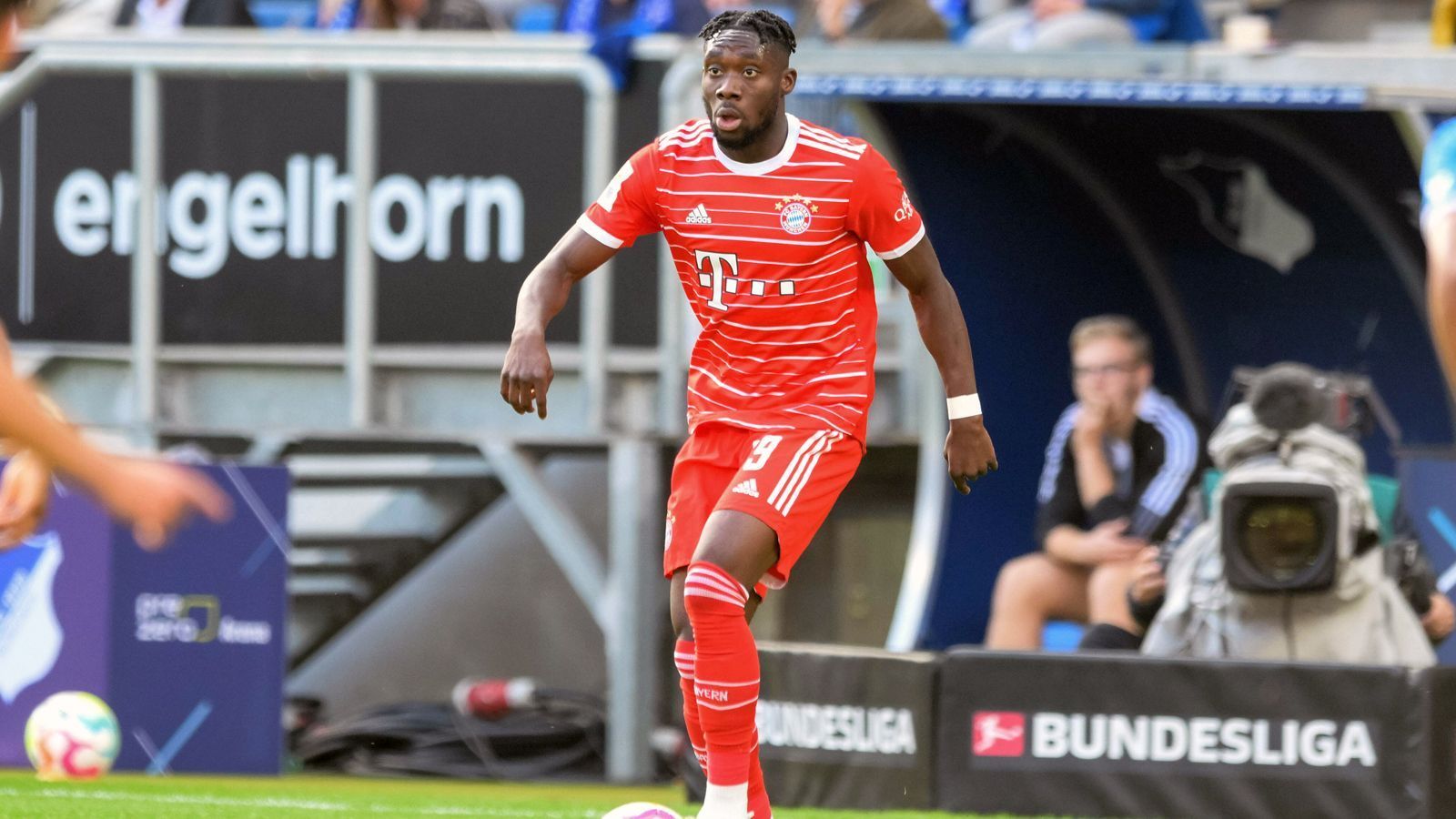 
                <strong>Alphonso Davies</strong><br>
                Der Kanadier Alphonso Davies fügt sich in die durchgehend gute Mannschaftsleistung der Bayern ein, allerdings ohne dabei selbst Glanzpunkte setzen zu können. Der Linksverteidiger ist in Sinsheim nicht so offensivstark, wie man ihn in der Vergangenheit schon gesehen hat. ran-Note: 3
              