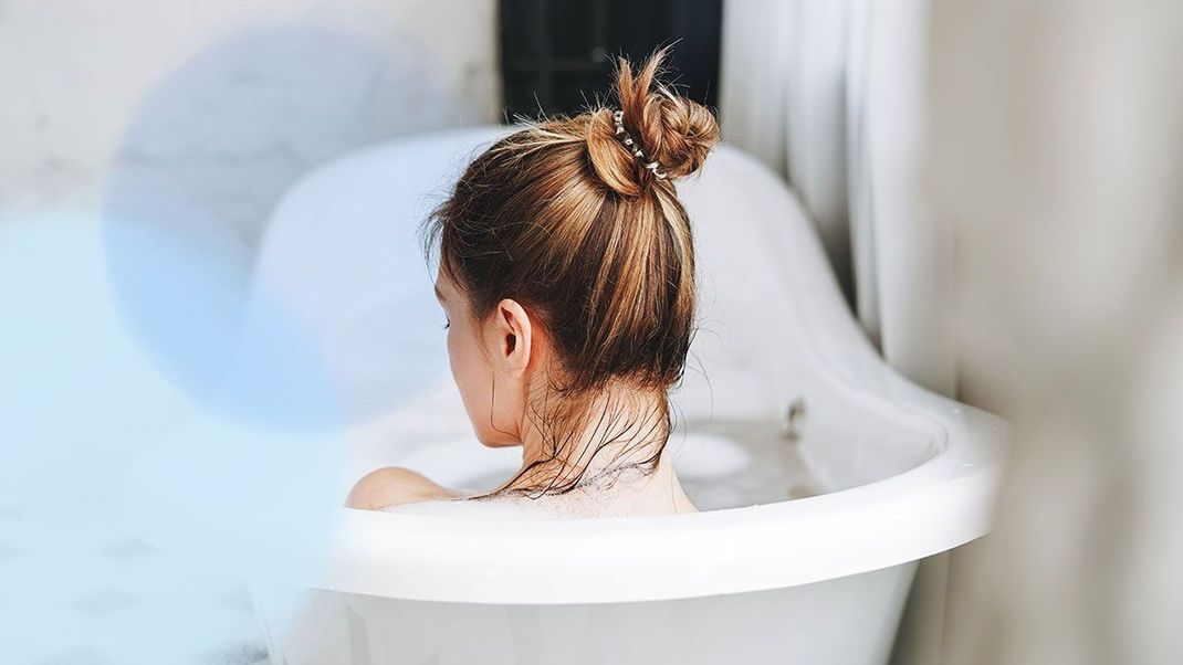 Was gibt es Schöneres als ein wohltuendes Entspannungsbad in der kälteren Jahreszeit – wir haben die Beauty-Hacks, die das Verweilen in der Badewanne traumhaft machen.