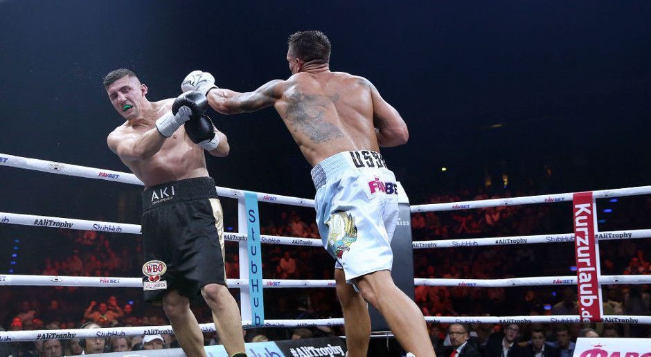 
                <strong>Erste Duftmarke im Kampf um die Ali Trophy</strong><br>
                Usyk erteilte Huck in Berlin eine Lehrstunde im Viertelfinale der WBSS. Zu keinem Zeitpunkt konnte der Berliner mit der Geschwindigkeit des Ukrainers mithalten und wurde schließlich in der zehnten Runde aus dem Kampf genommen.
              